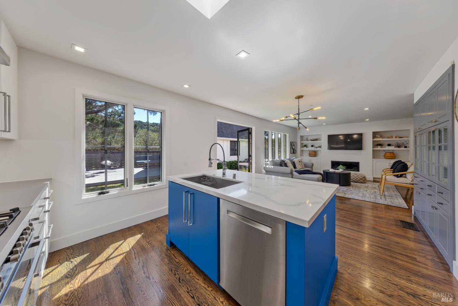 Detail Gallery Image 12 of 39 For 137 Granada Dr, Corte Madera,  CA 94925 - 4 Beds | 4 Baths