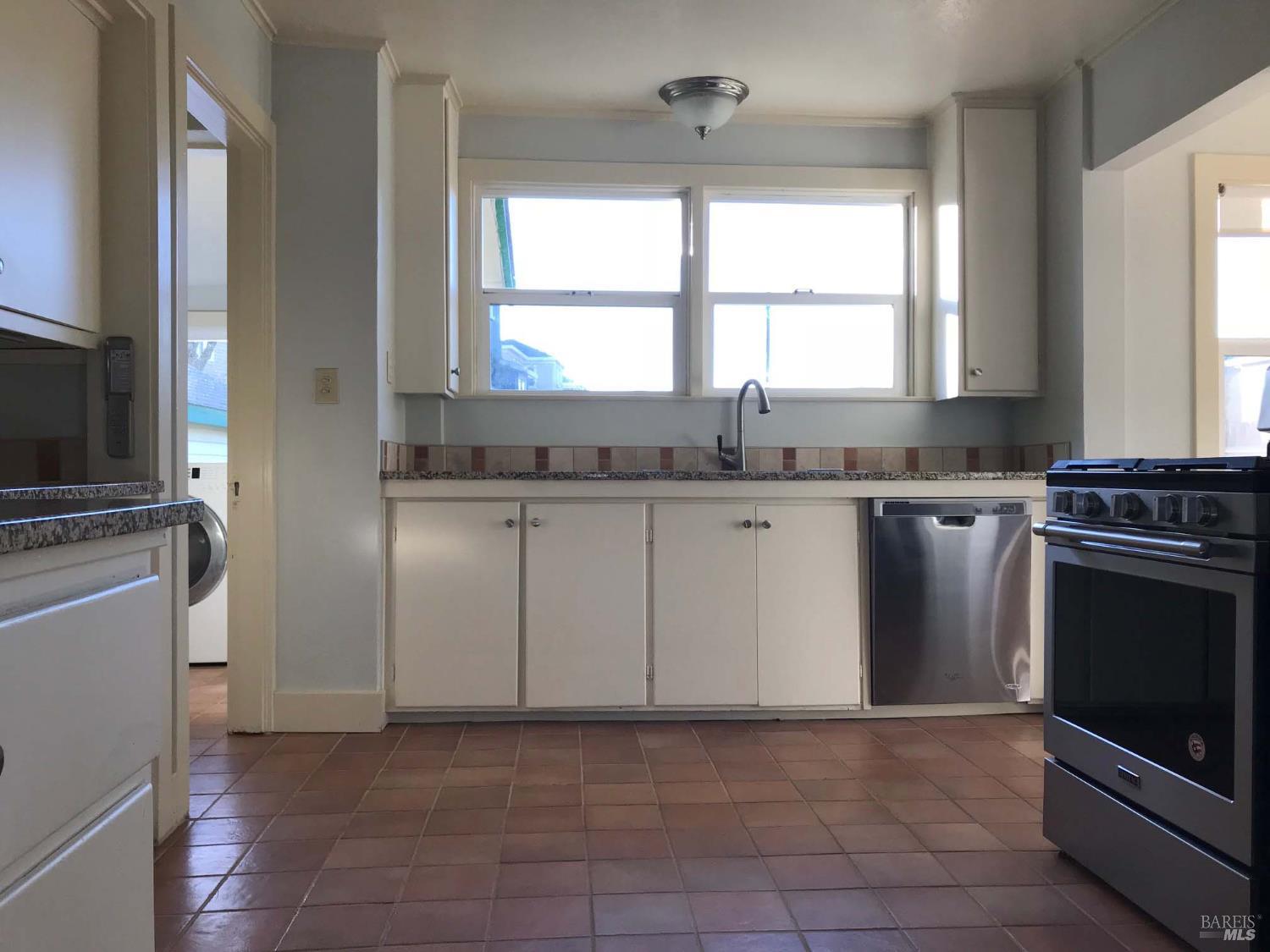 Detail Gallery Image 4 of 8 For 2437 Lomitas Ave, Santa Rosa,  CA 95404 - 2 Beds | 1 Baths