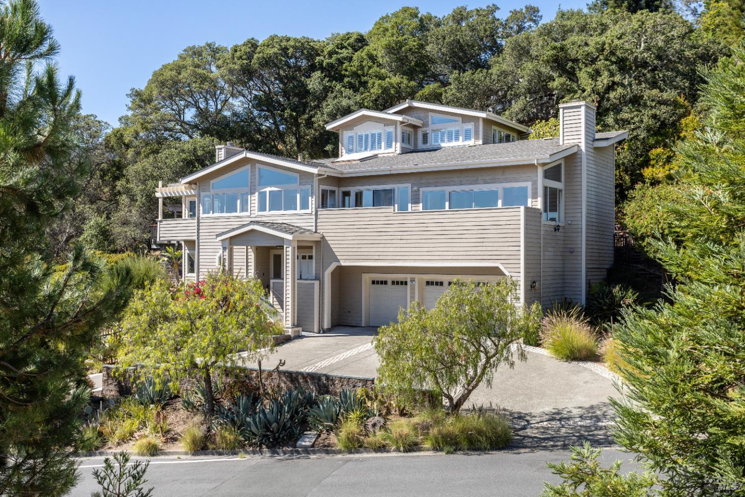 Detail Gallery Image 2 of 62 For 2901 Las Gallinas Ave, San Rafael,  CA 94903 - 4 Beds | 3/1 Baths