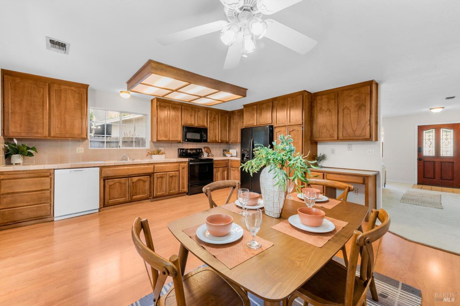 Detail Gallery Image 4 of 54 For 1015 Mason Ct, Dixon,  CA 95620 - 3 Beds | 2 Baths