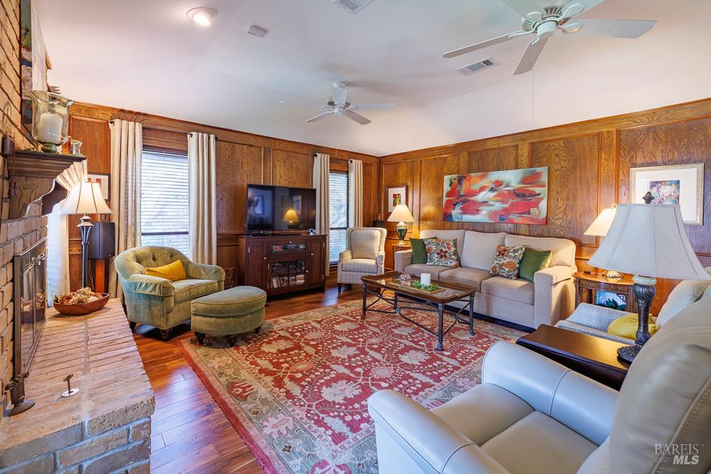 Detail Gallery Image 19 of 37 For 428 Tall Oaks Ln, Other City,  CA 75081 - 2 Beds | 2 Baths