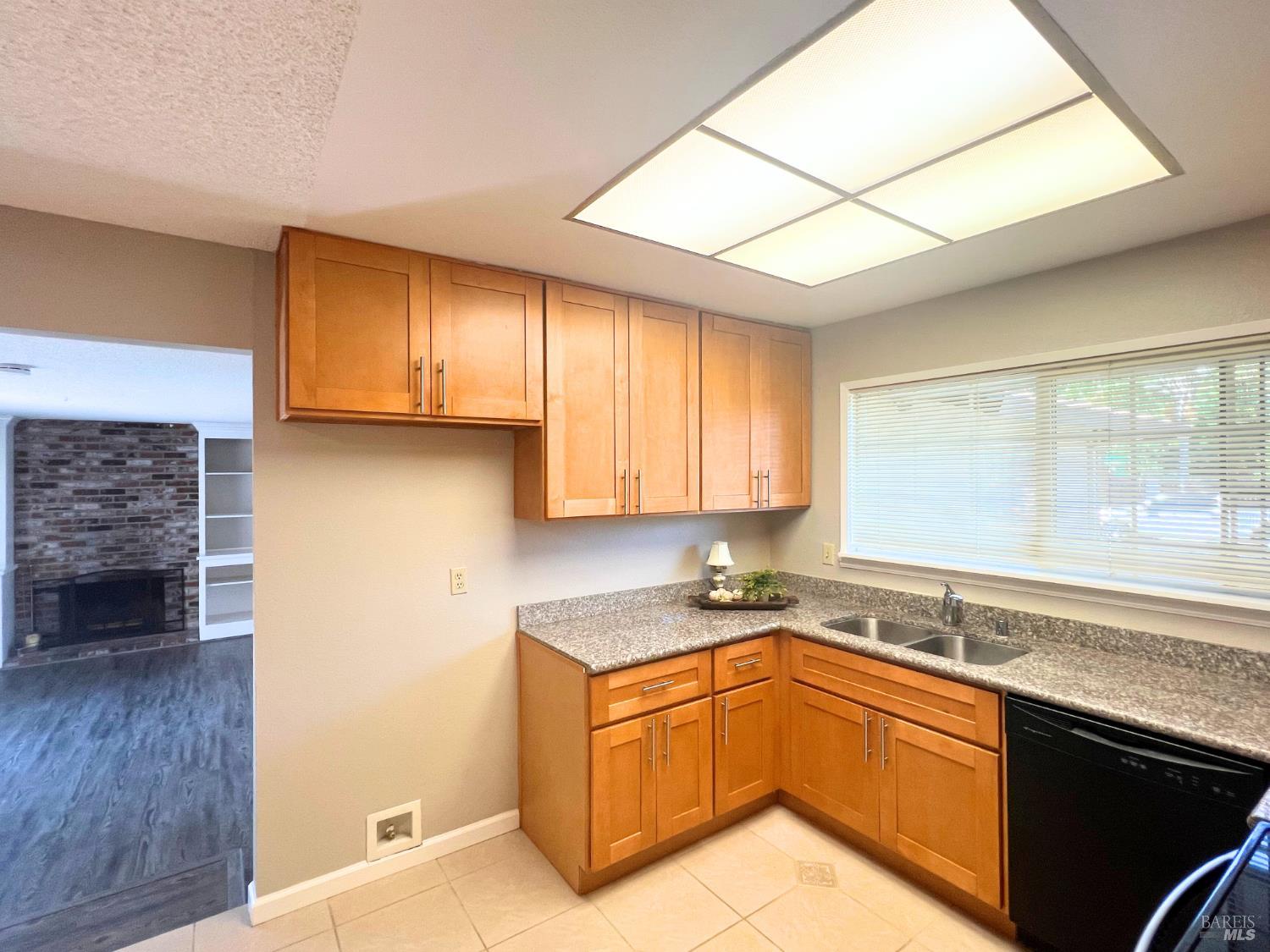 Detail Gallery Image 10 of 37 For 1136 Woodridge Dr, Vacaville,  CA 95687 - 3 Beds | 2 Baths