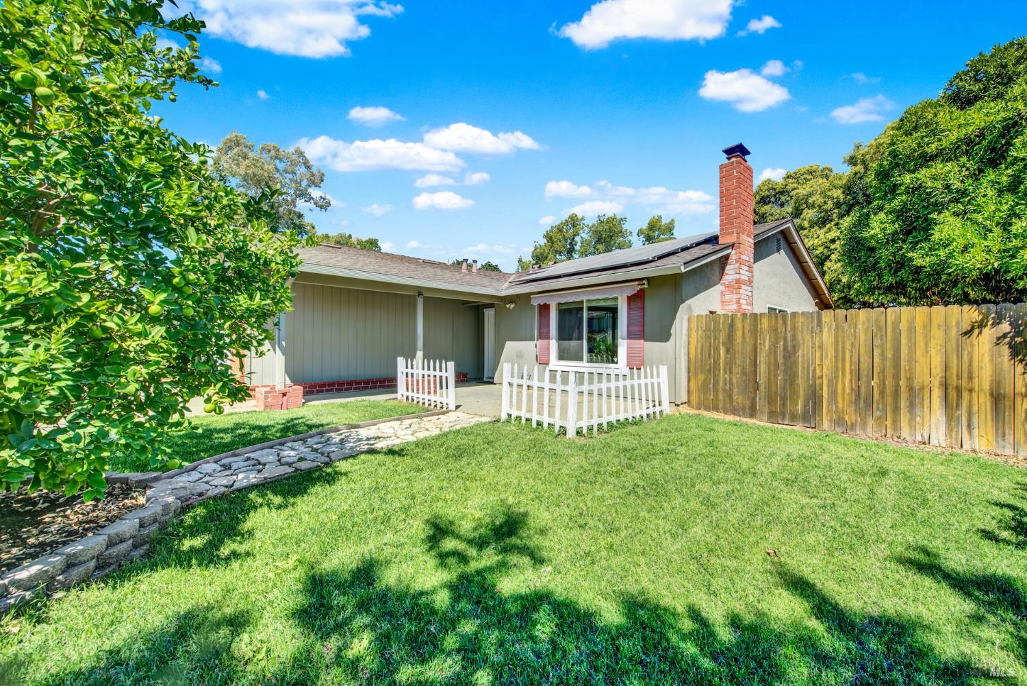Detail Gallery Image 4 of 56 For 640 Berkshire Dr, Dixon,  CA 95620 - 4 Beds | 2 Baths