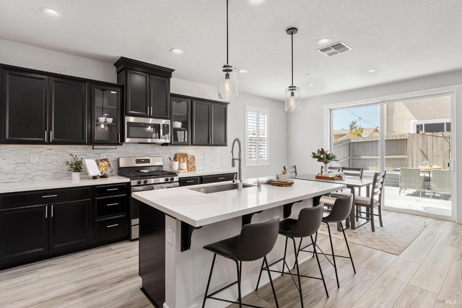 Detail Gallery Image 8 of 49 For 816 Cosmos Dr, Vacaville,  CA 95687 - 3 Beds | 2/1 Baths