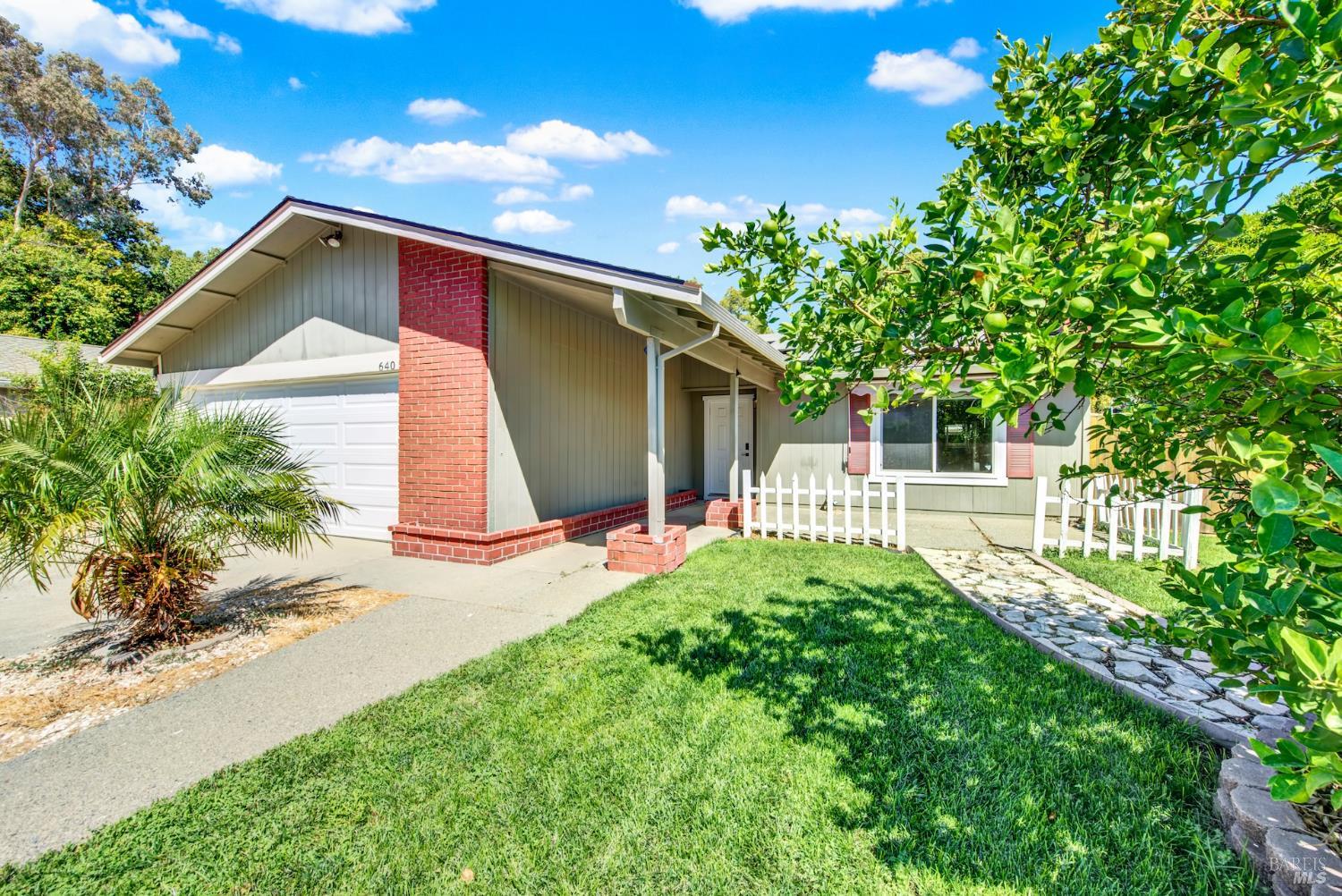 Detail Gallery Image 5 of 56 For 640 Berkshire Dr, Dixon,  CA 95620 - 4 Beds | 2 Baths