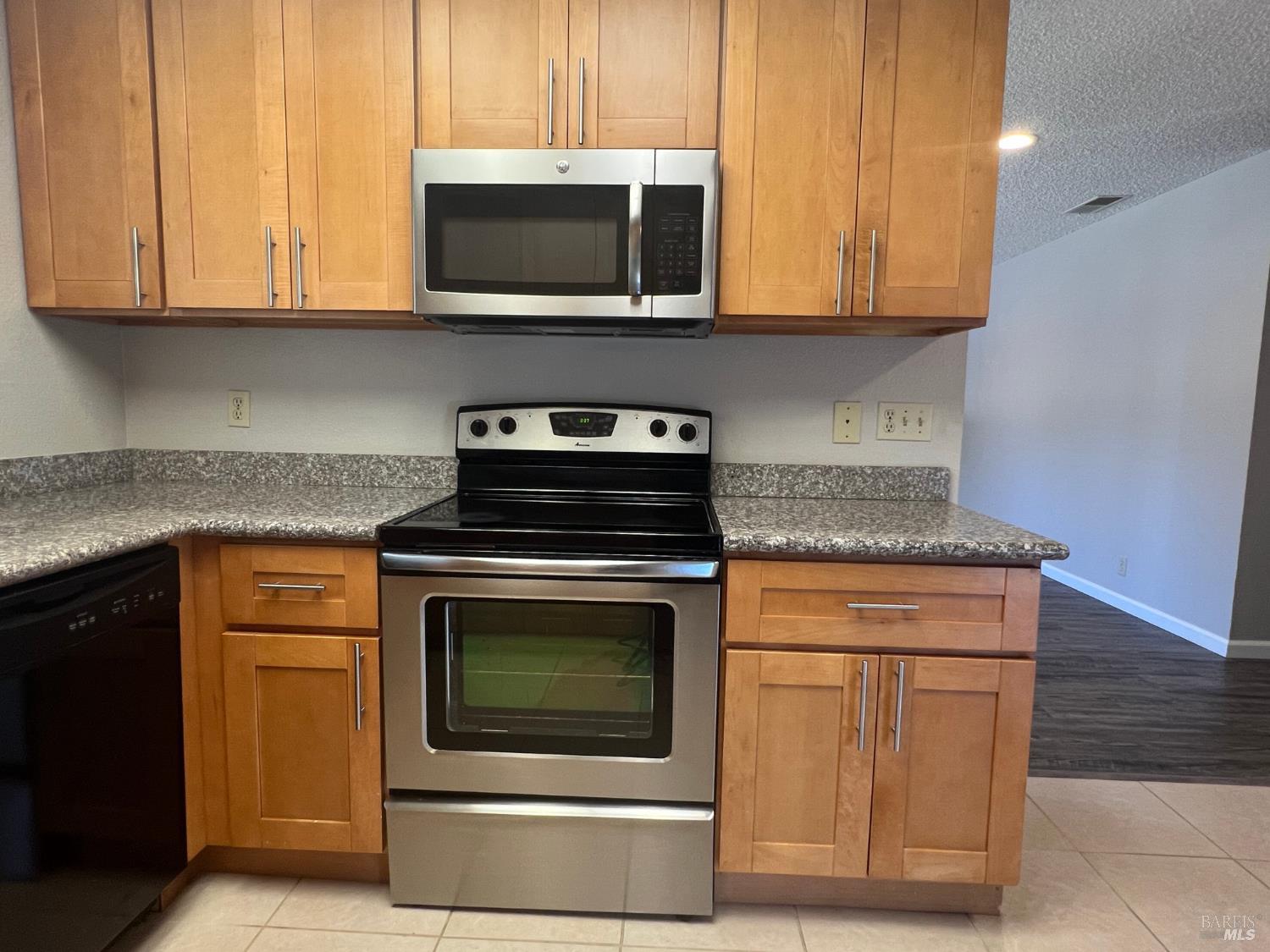 Detail Gallery Image 8 of 37 For 1136 Woodridge Dr, Vacaville,  CA 95687 - 3 Beds | 2 Baths