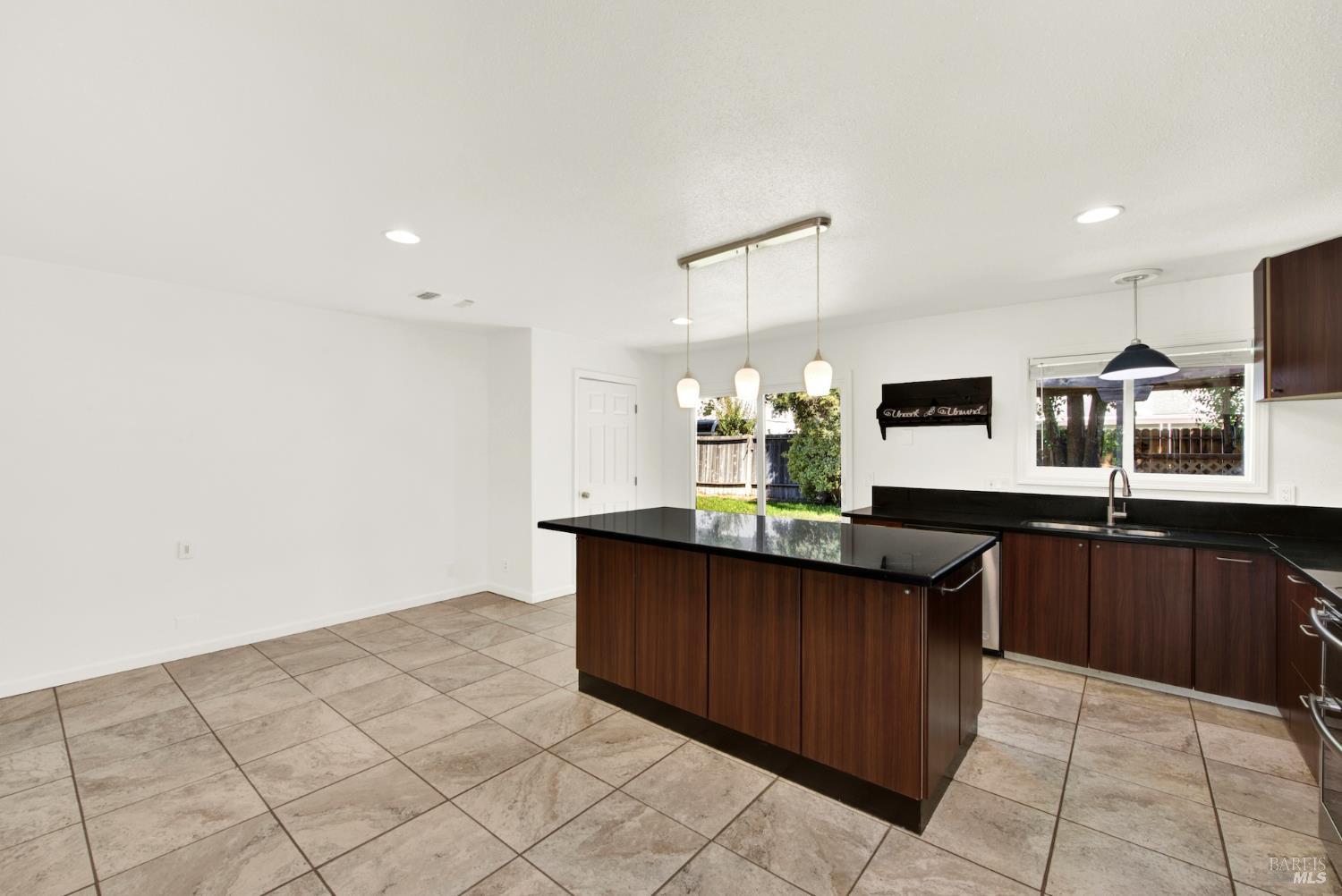 Detail Gallery Image 14 of 56 For 640 Berkshire Dr, Dixon,  CA 95620 - 4 Beds | 2 Baths