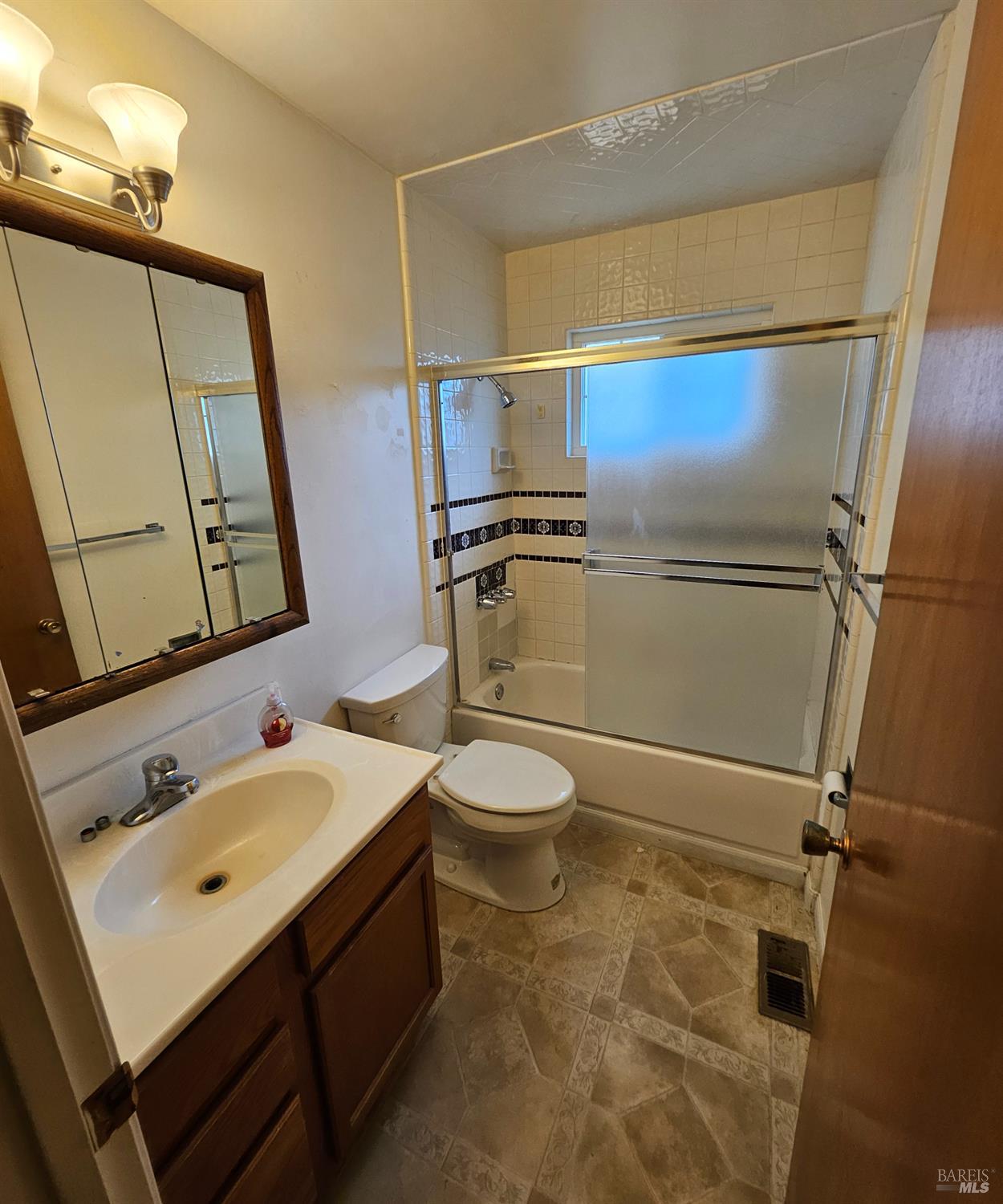 Detail Gallery Image 11 of 19 For 2024 San Luis St, Fairfield,  CA 94533 - 3 Beds | 2 Baths