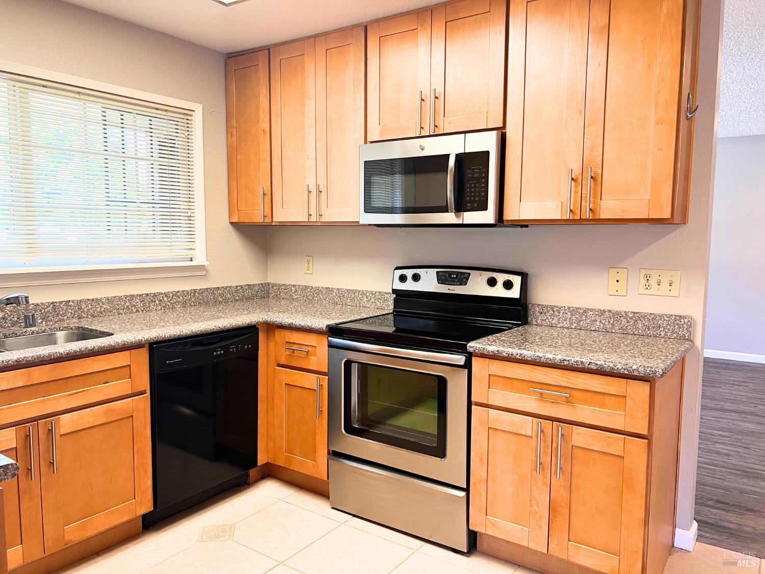 Detail Gallery Image 7 of 37 For 1136 Woodridge Dr, Vacaville,  CA 95687 - 3 Beds | 2 Baths
