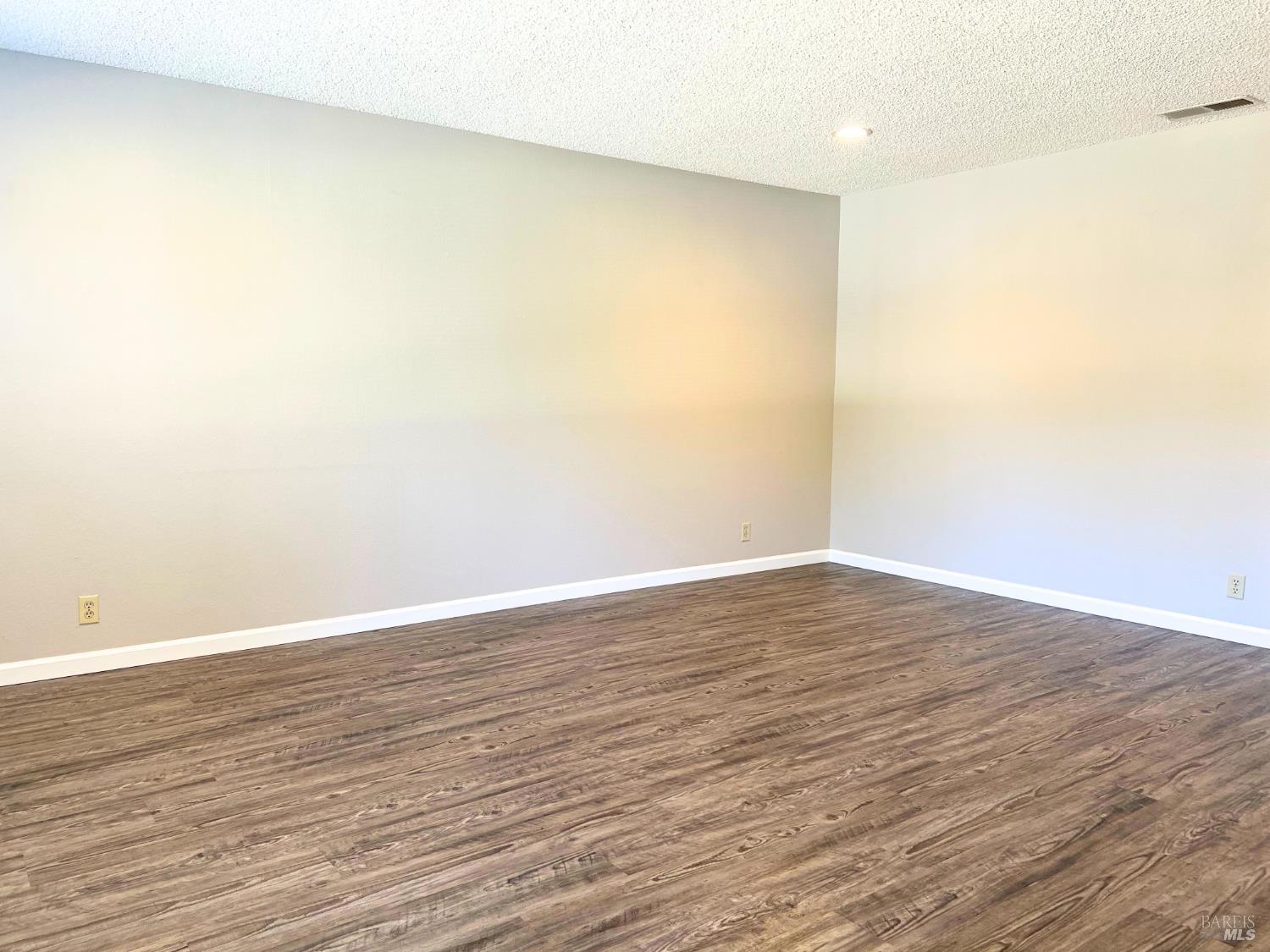 Detail Gallery Image 5 of 37 For 1136 Woodridge Dr, Vacaville,  CA 95687 - 3 Beds | 2 Baths