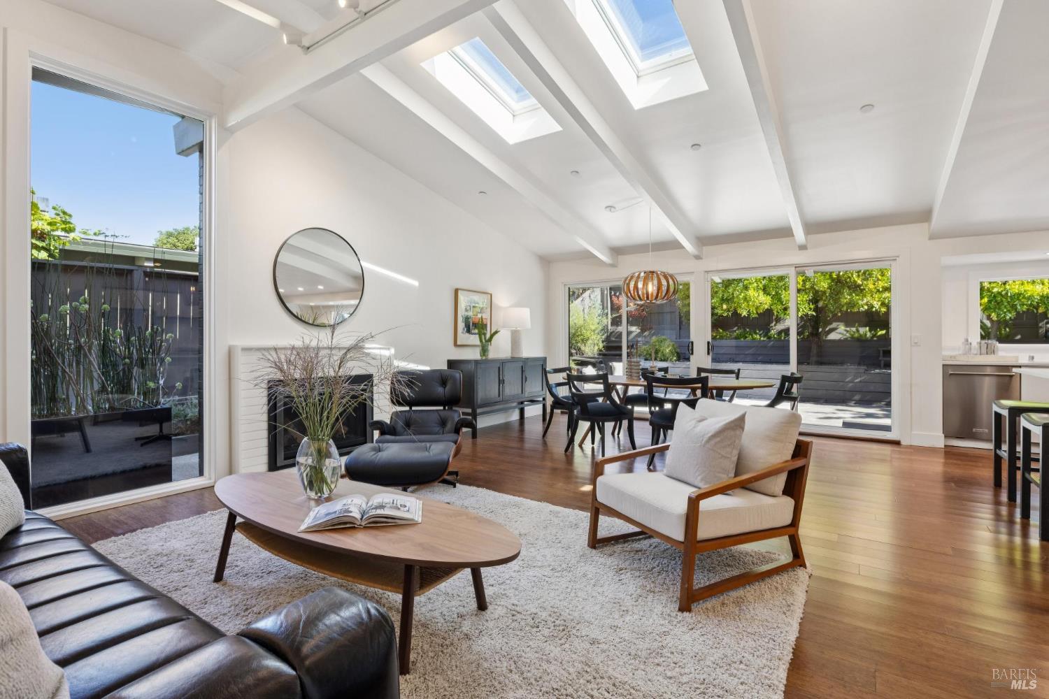 Detail Gallery Image 14 of 48 For 576 Wakerobin Ln, San Rafael,  CA 94903 - 3 Beds | 2 Baths