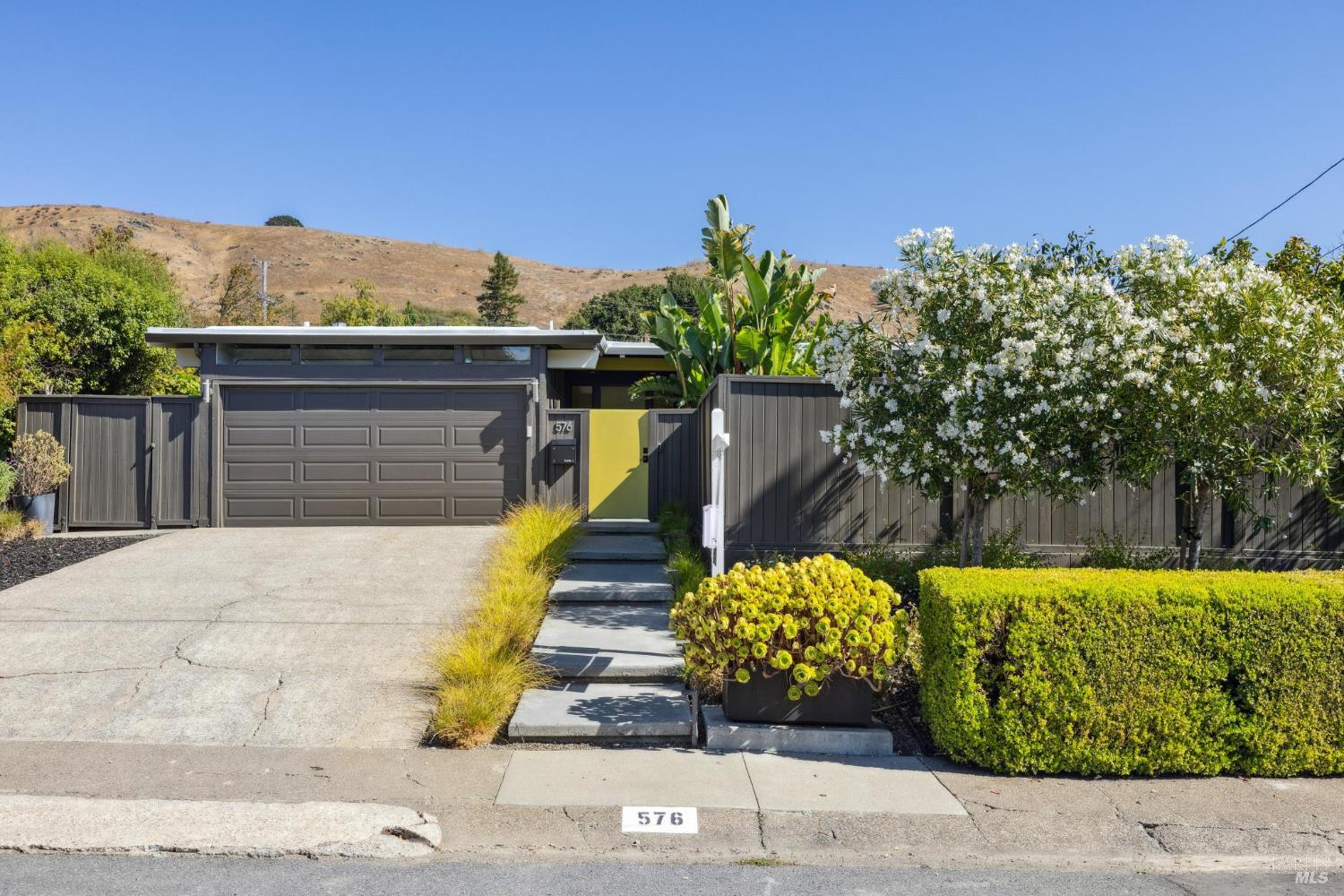 Detail Gallery Image 8 of 48 For 576 Wakerobin Ln, San Rafael,  CA 94903 - 3 Beds | 2 Baths