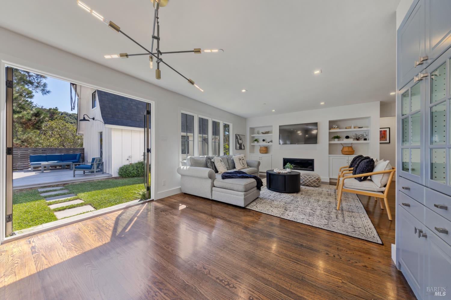 Detail Gallery Image 5 of 39 For 137 Granada Dr, Corte Madera,  CA 94925 - 4 Beds | 4 Baths