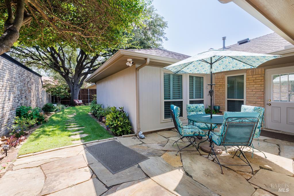 Detail Gallery Image 14 of 37 For 428 Tall Oaks Ln, Other City,  CA 75081 - 2 Beds | 2 Baths