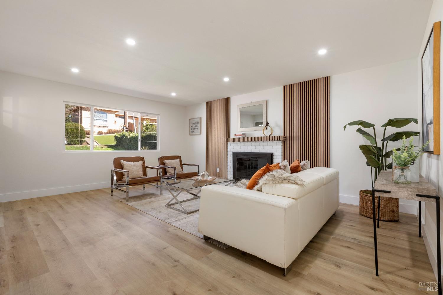 Detail Gallery Image 8 of 21 For 773 Ernest Dr, Sonoma,  CA 95476 - 4 Beds | 2 Baths