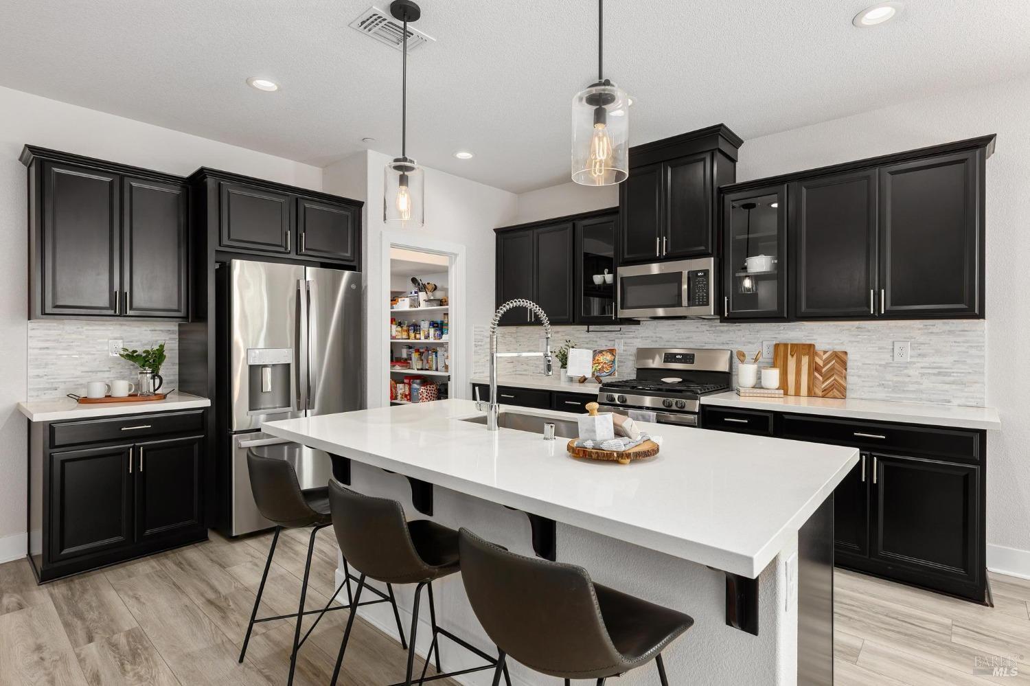 Detail Gallery Image 10 of 49 For 816 Cosmos Dr, Vacaville,  CA 95687 - 3 Beds | 2/1 Baths