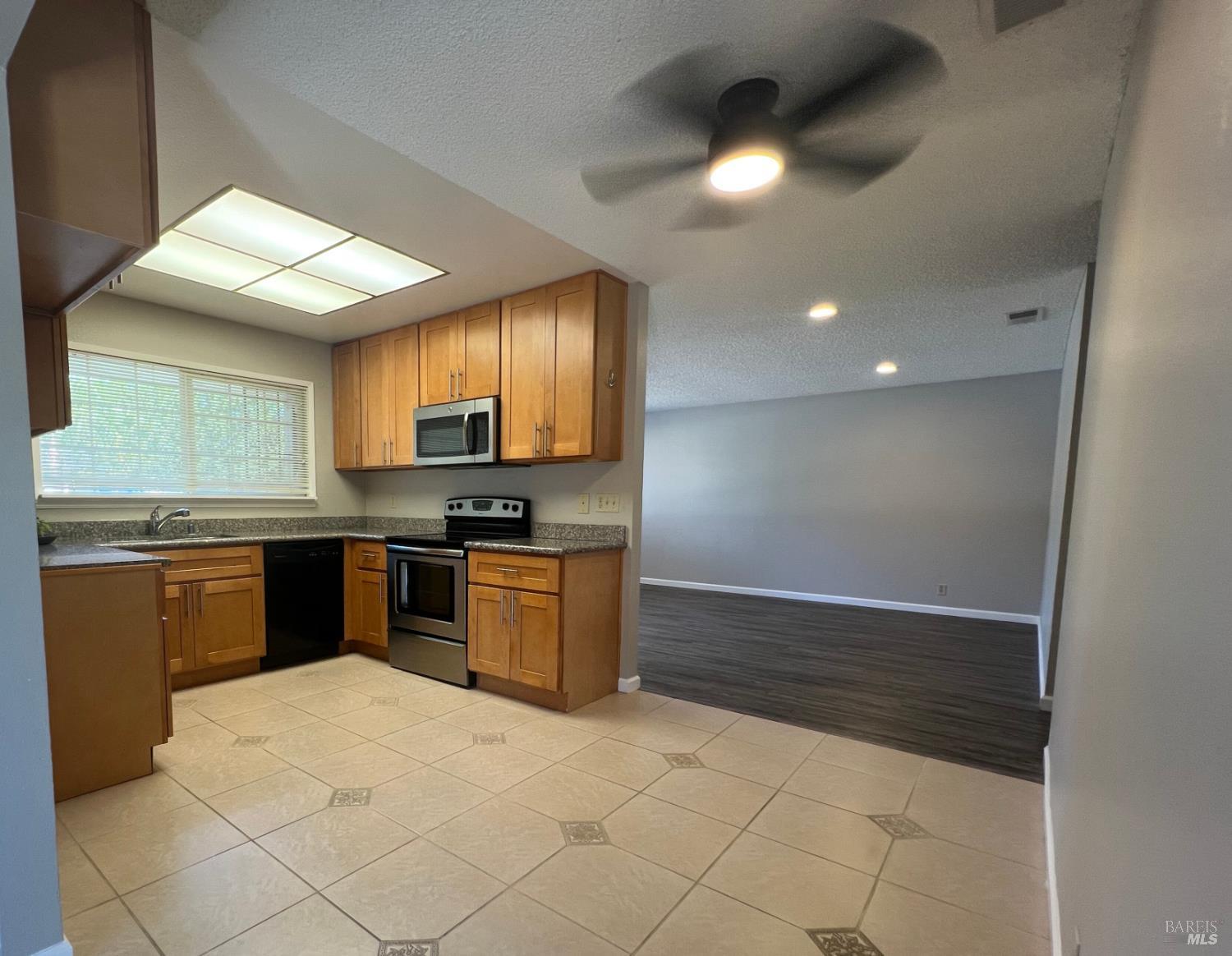 Detail Gallery Image 11 of 37 For 1136 Woodridge Dr, Vacaville,  CA 95687 - 3 Beds | 2 Baths