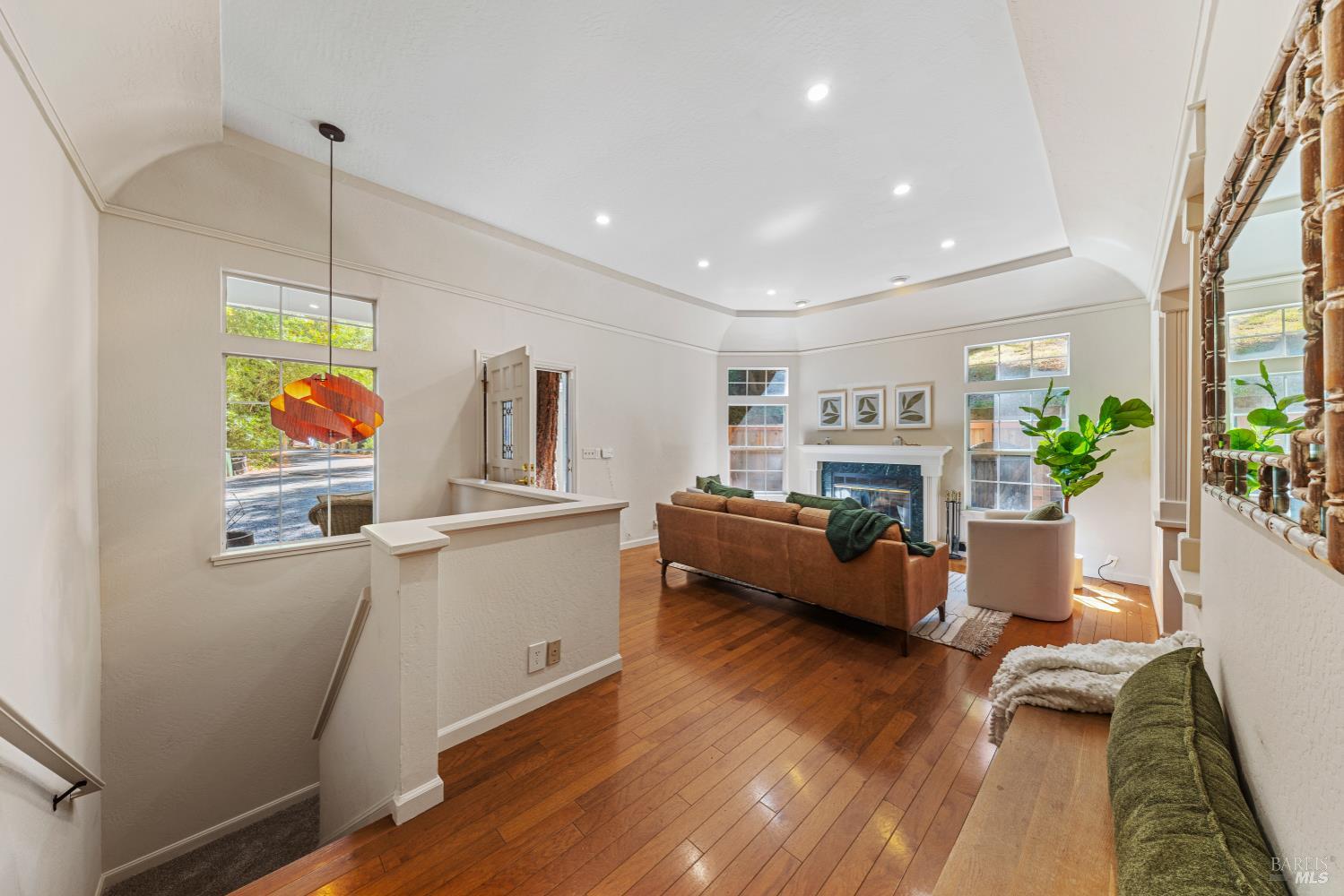 Detail Gallery Image 4 of 40 For 43 Creek Rd, San Anselmo,  CA 94960 - 3 Beds | 2/1 Baths