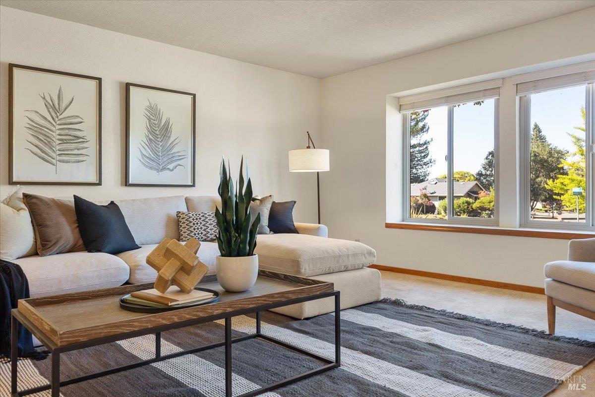 Detail Gallery Image 4 of 42 For 4604 Morris Ct, Santa Rosa,  CA 95405 - 3 Beds | 2/1 Baths
