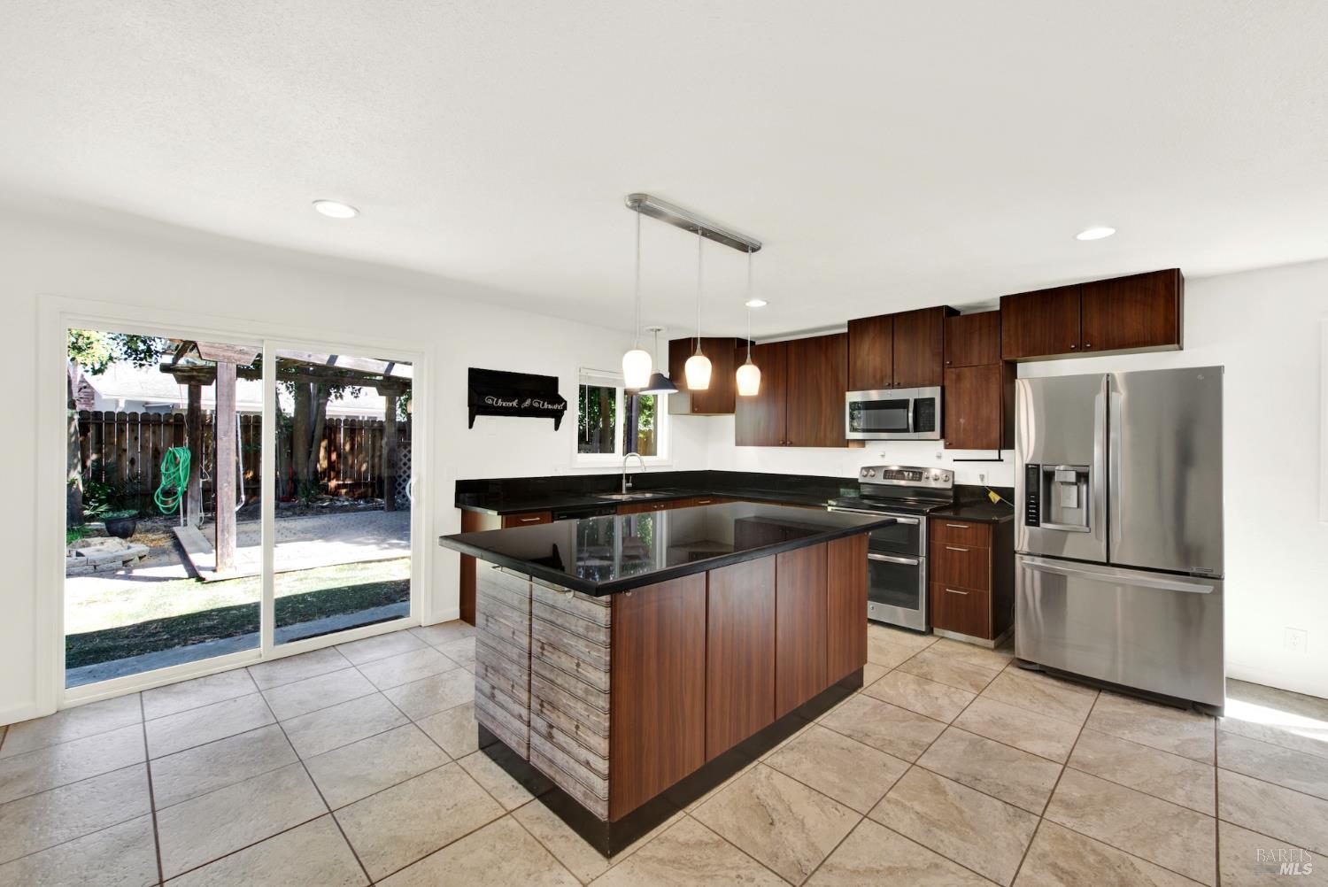 Detail Gallery Image 16 of 56 For 640 Berkshire Dr, Dixon,  CA 95620 - 4 Beds | 2 Baths