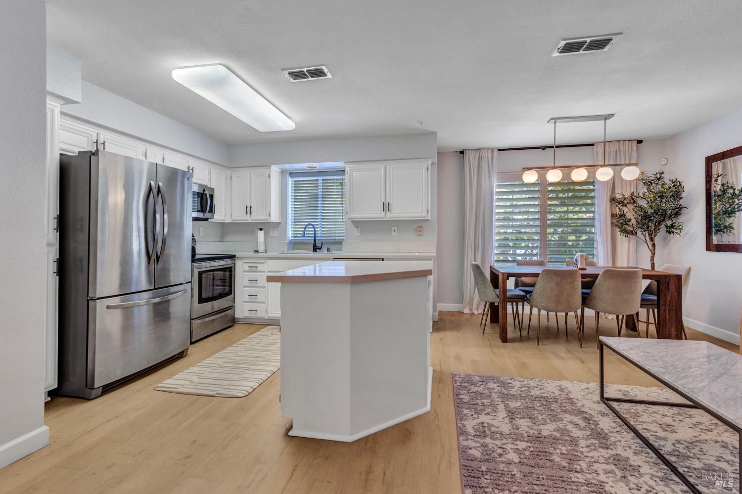 Detail Gallery Image 8 of 23 For 485 E 5th St, Benicia,  CA 94510 - 3 Beds | 2/1 Baths
