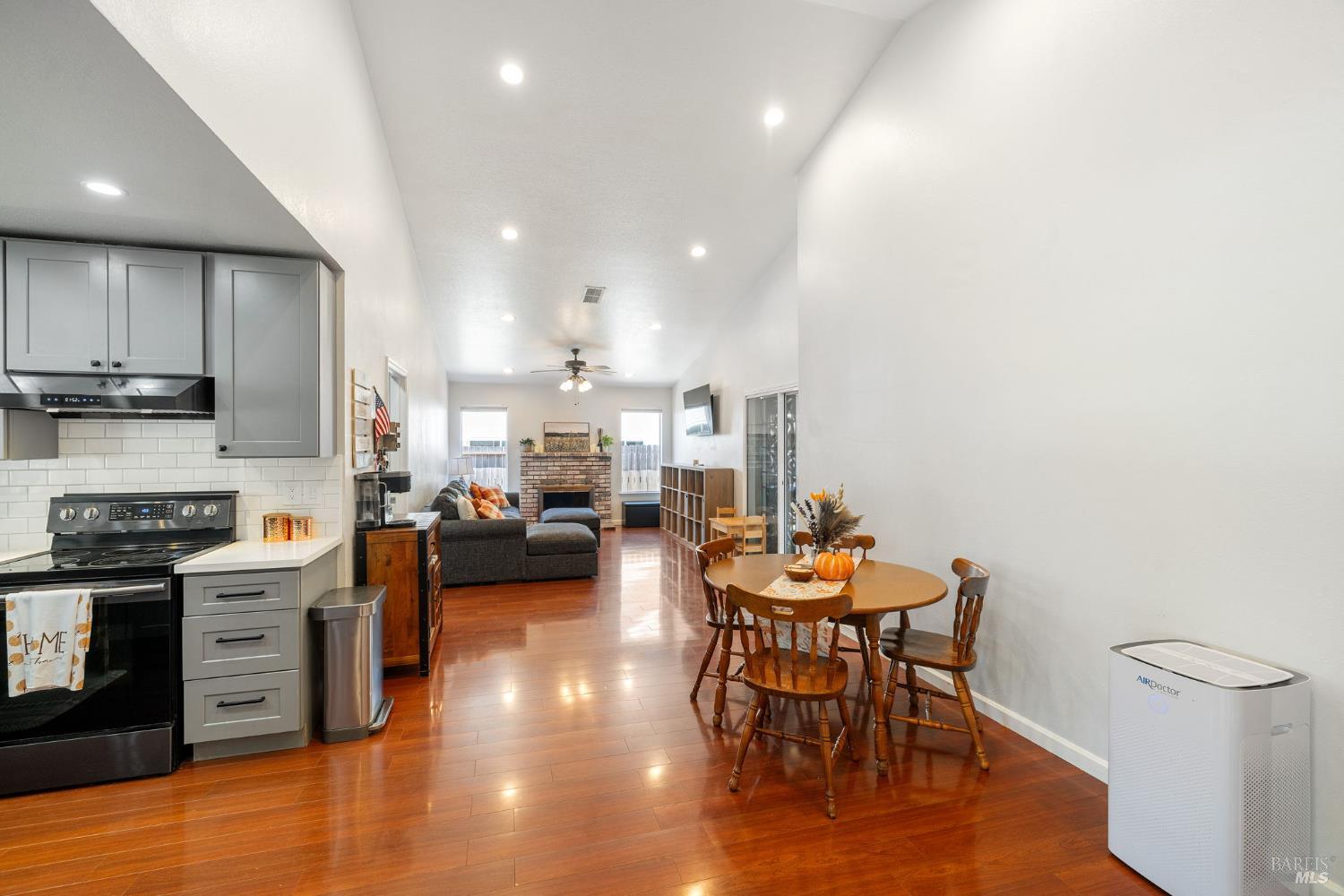 Detail Gallery Image 6 of 47 For 1201 Deanza Ct, Suisun City,  CA 94585 - 3 Beds | 2 Baths