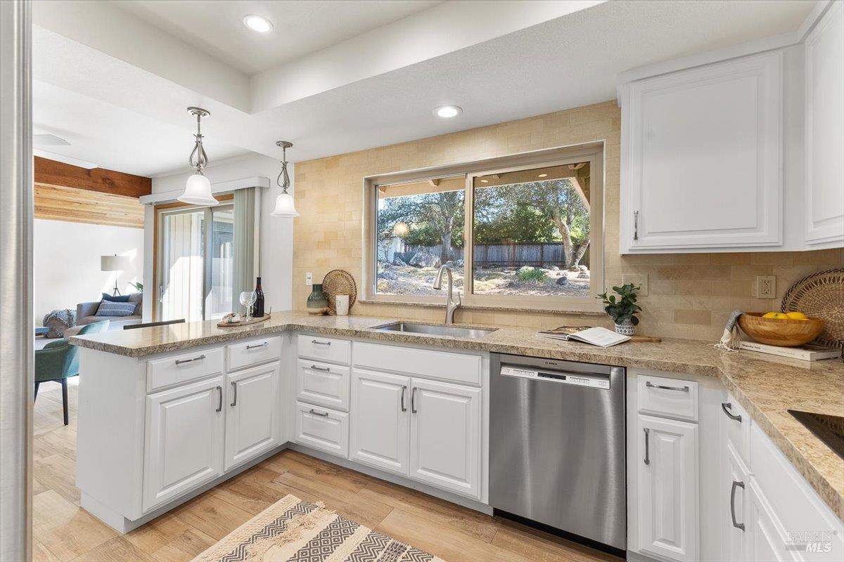 Detail Gallery Image 10 of 42 For 4604 Morris Ct, Santa Rosa,  CA 95405 - 3 Beds | 2/1 Baths
