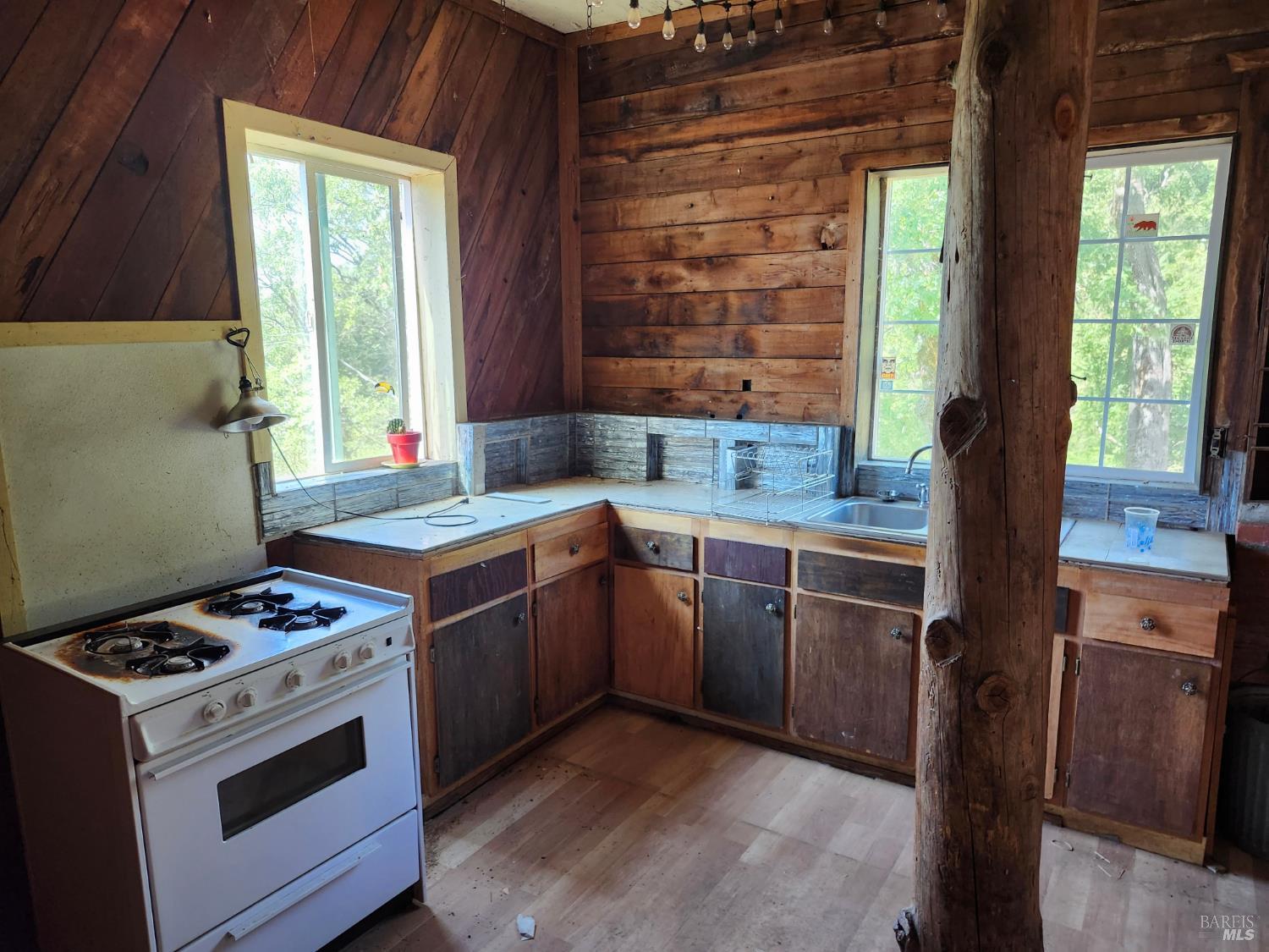 Detail Gallery Image 9 of 15 For 5635 Iron Peak Rd, Laytonville,  CA 95454 - 1 Beds | 1 Baths