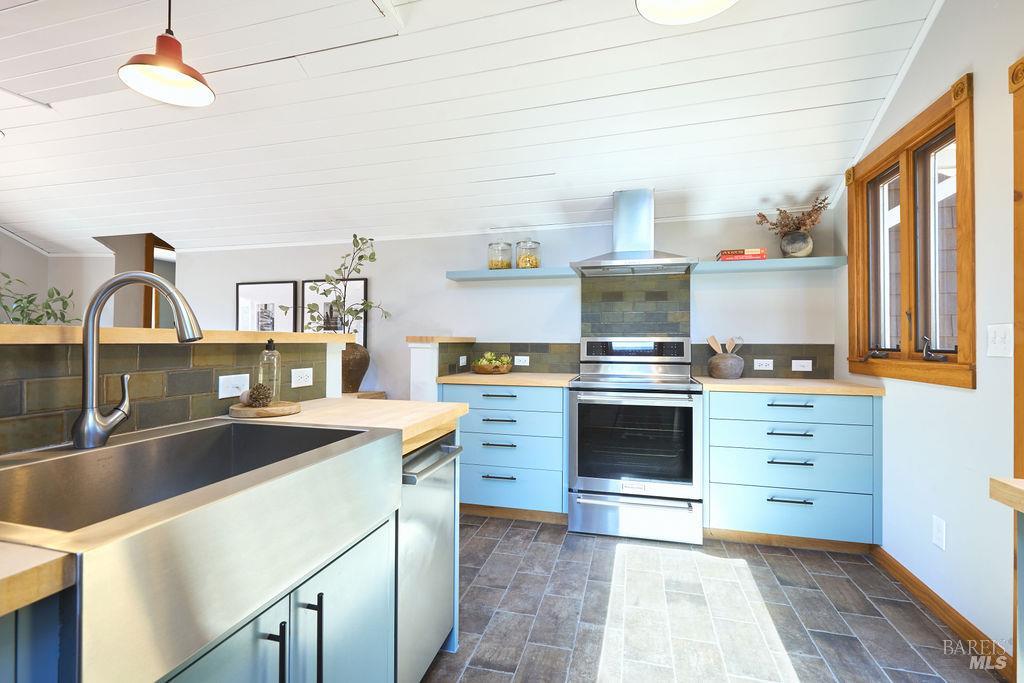 Detail Gallery Image 12 of 56 For 130 Juniper Rd, Bolinas,  CA 94924 - 2 Beds | 1/1 Baths