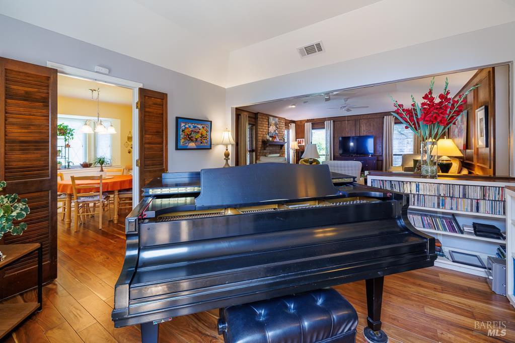 Detail Gallery Image 29 of 37 For 428 Tall Oaks Ln, Other City,  CA 75081 - 2 Beds | 2 Baths