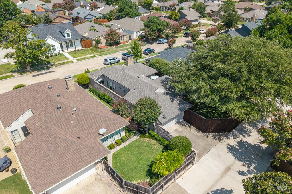 Detail Gallery Image 6 of 37 For 428 Tall Oaks Ln, Other City,  CA 75081 - 2 Beds | 2 Baths