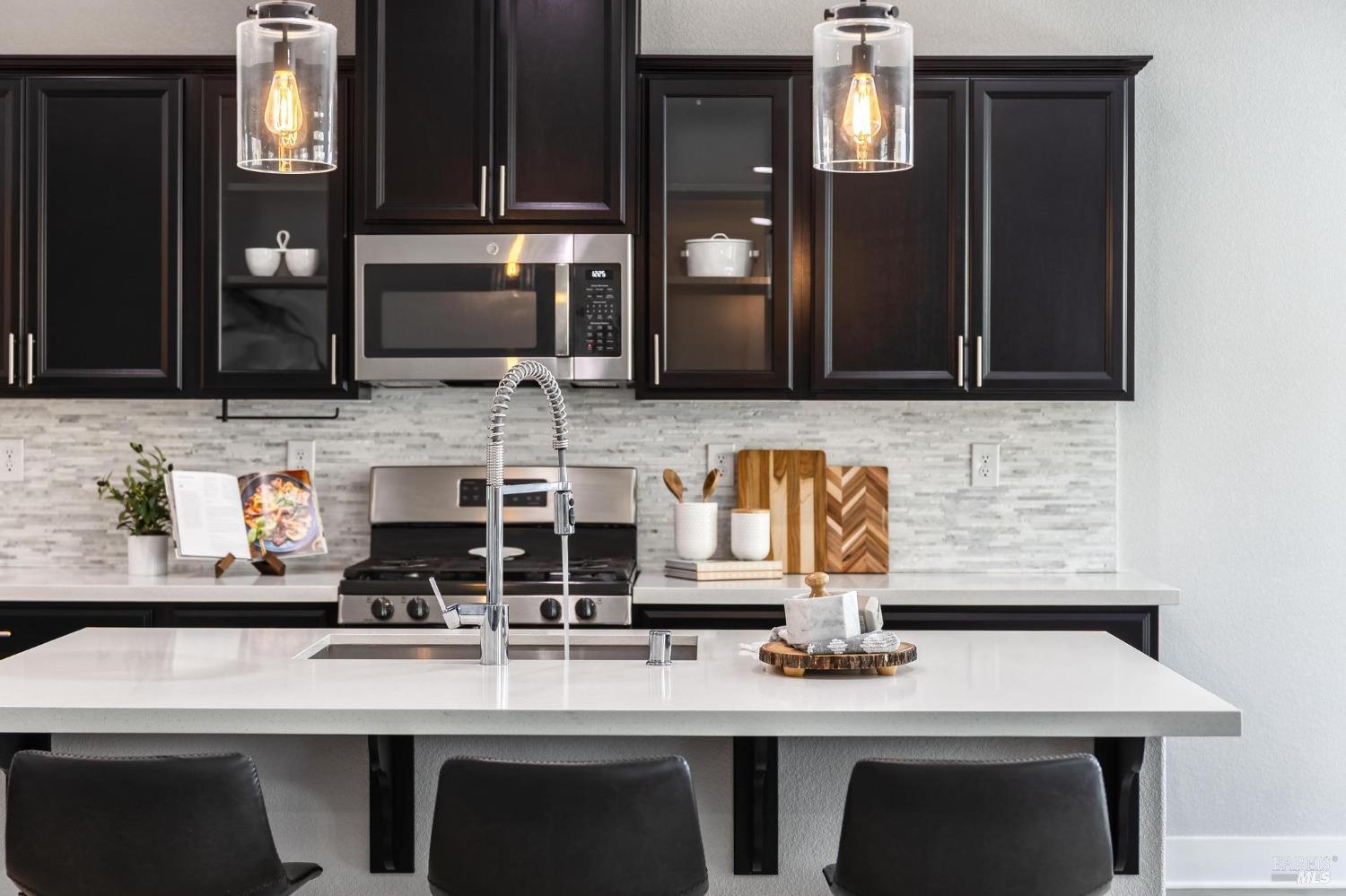 Detail Gallery Image 3 of 49 For 816 Cosmos Dr, Vacaville,  CA 95687 - 3 Beds | 2/1 Baths