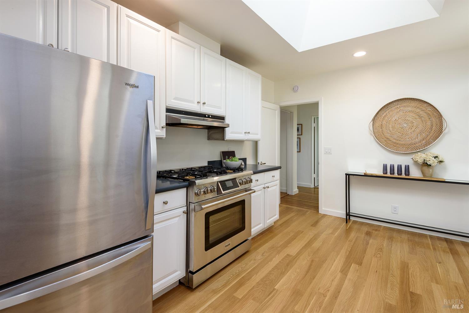 Detail Gallery Image 6 of 25 For 28 Hillview Ave, San Rafael,  CA 94901 - 3 Beds | 1 Baths