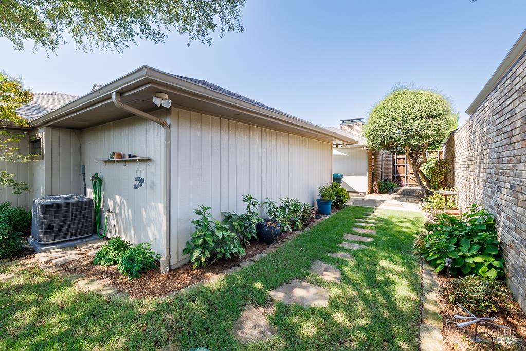 Detail Gallery Image 17 of 37 For 428 Tall Oaks Ln, Other City,  CA 75081 - 2 Beds | 2 Baths