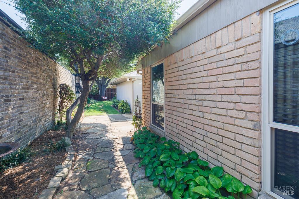 Detail Gallery Image 13 of 37 For 428 Tall Oaks Ln, Other City,  CA 75081 - 2 Beds | 2 Baths