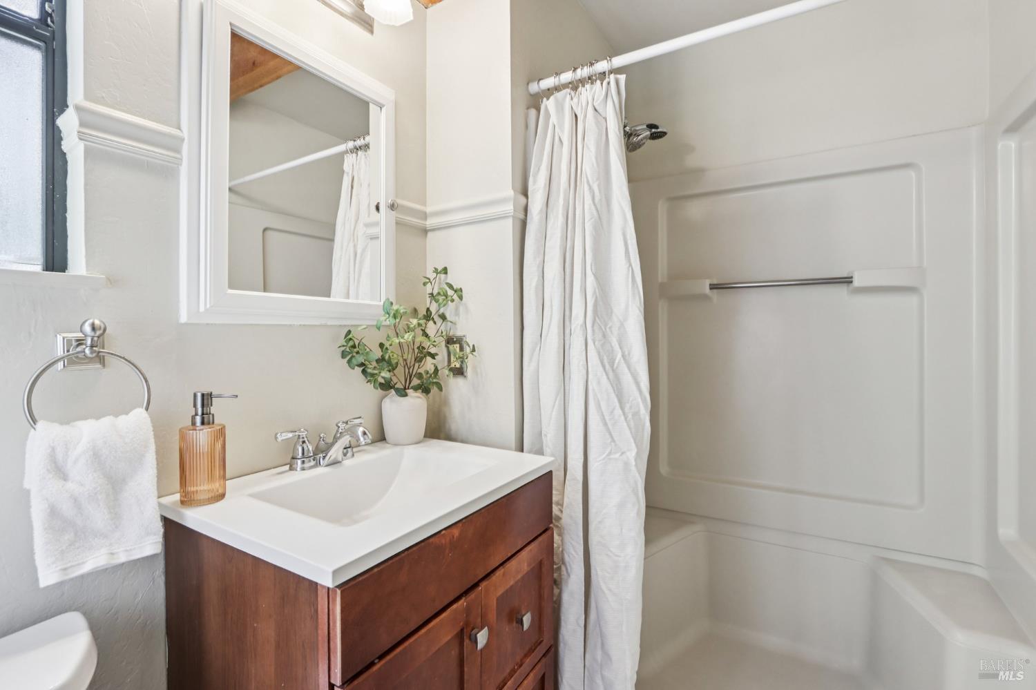 Detail Gallery Image 13 of 36 For 32 Glen Dr, Fairfax,  CA 94930 - 3 Beds | 2 Baths