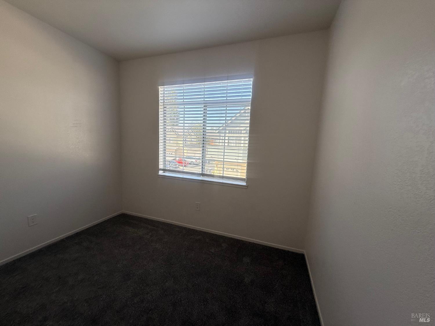 Detail Gallery Image 6 of 16 For 40 Manchester Ln, Fairfield,  CA 94533 - 3 Beds | 2/1 Baths