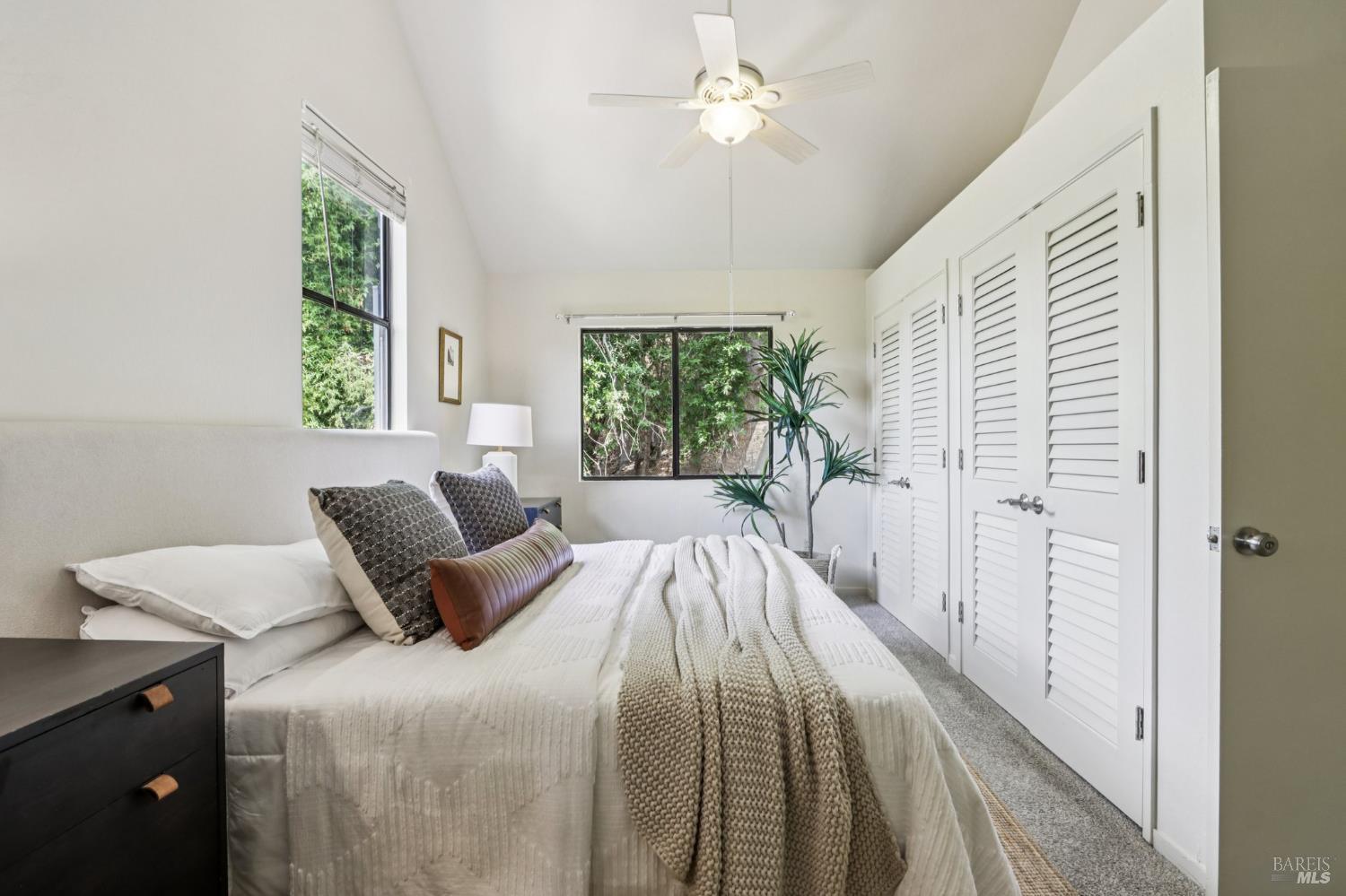 Detail Gallery Image 17 of 36 For 32 Glen Dr, Fairfax,  CA 94930 - 3 Beds | 2 Baths