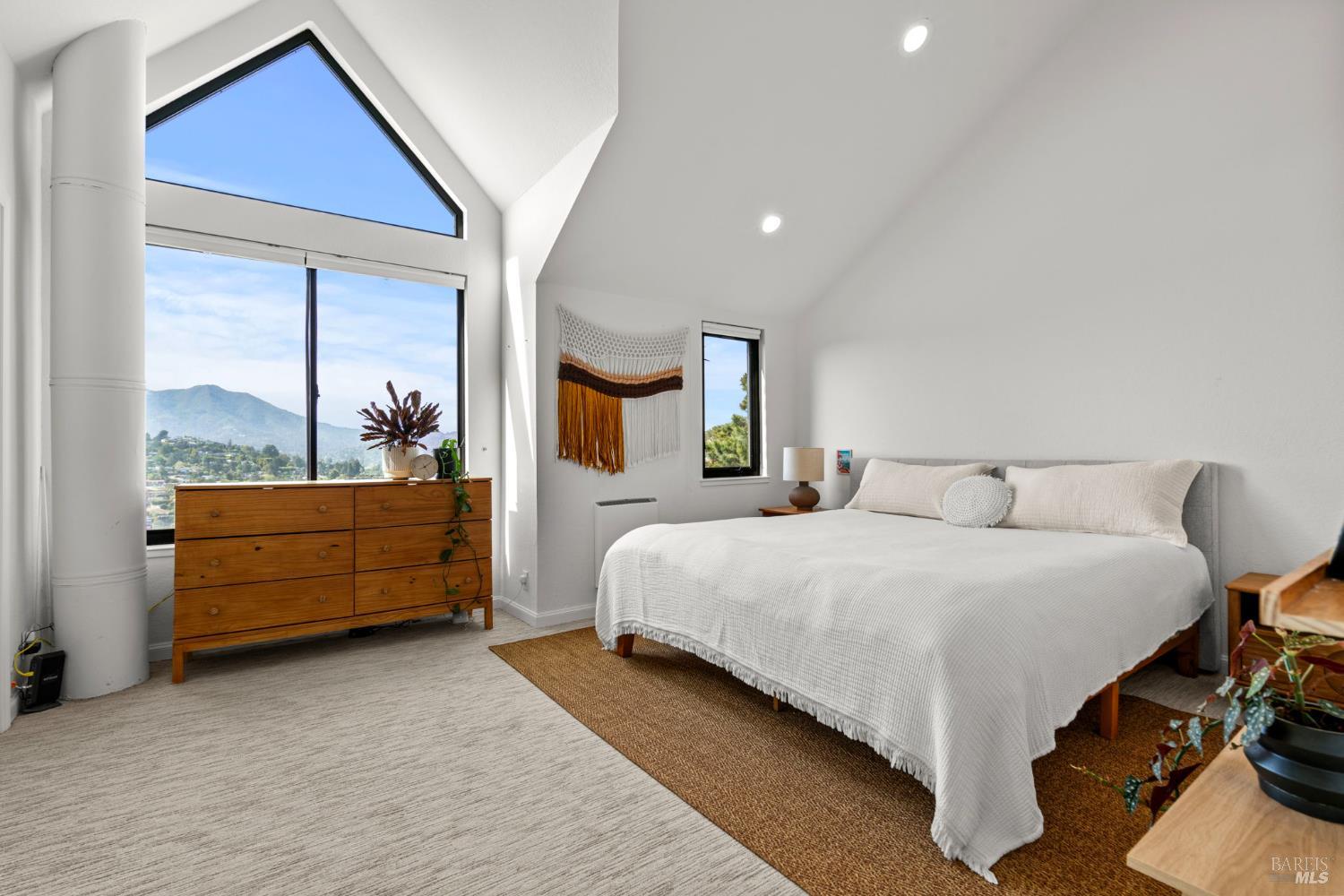 Detail Gallery Image 4 of 26 For 402 Donahue St, Sausalito,  CA 94965 - 3 Beds | 2/1 Baths