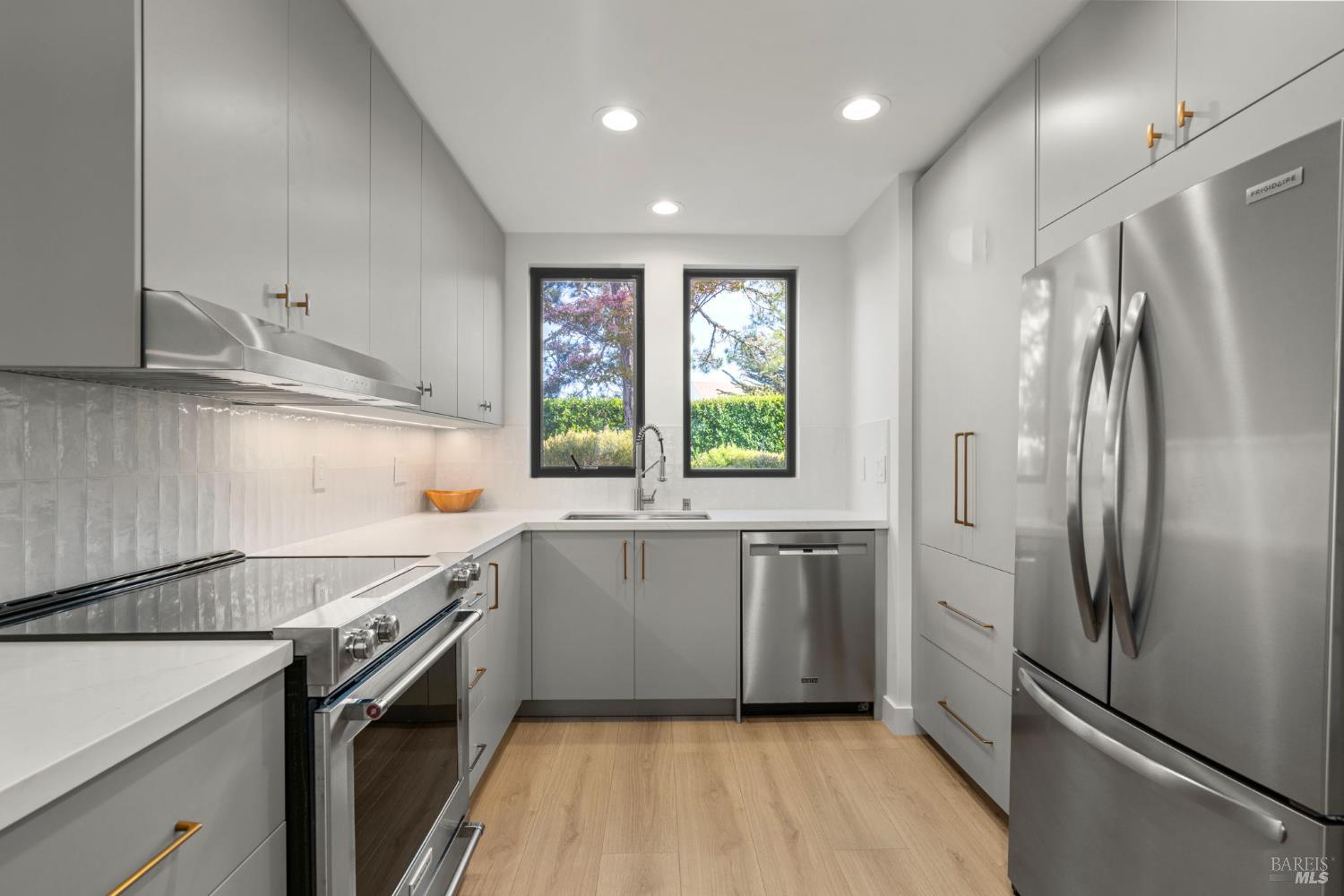 Detail Gallery Image 3 of 26 For 402 Donahue St, Sausalito,  CA 94965 - 3 Beds | 2/1 Baths