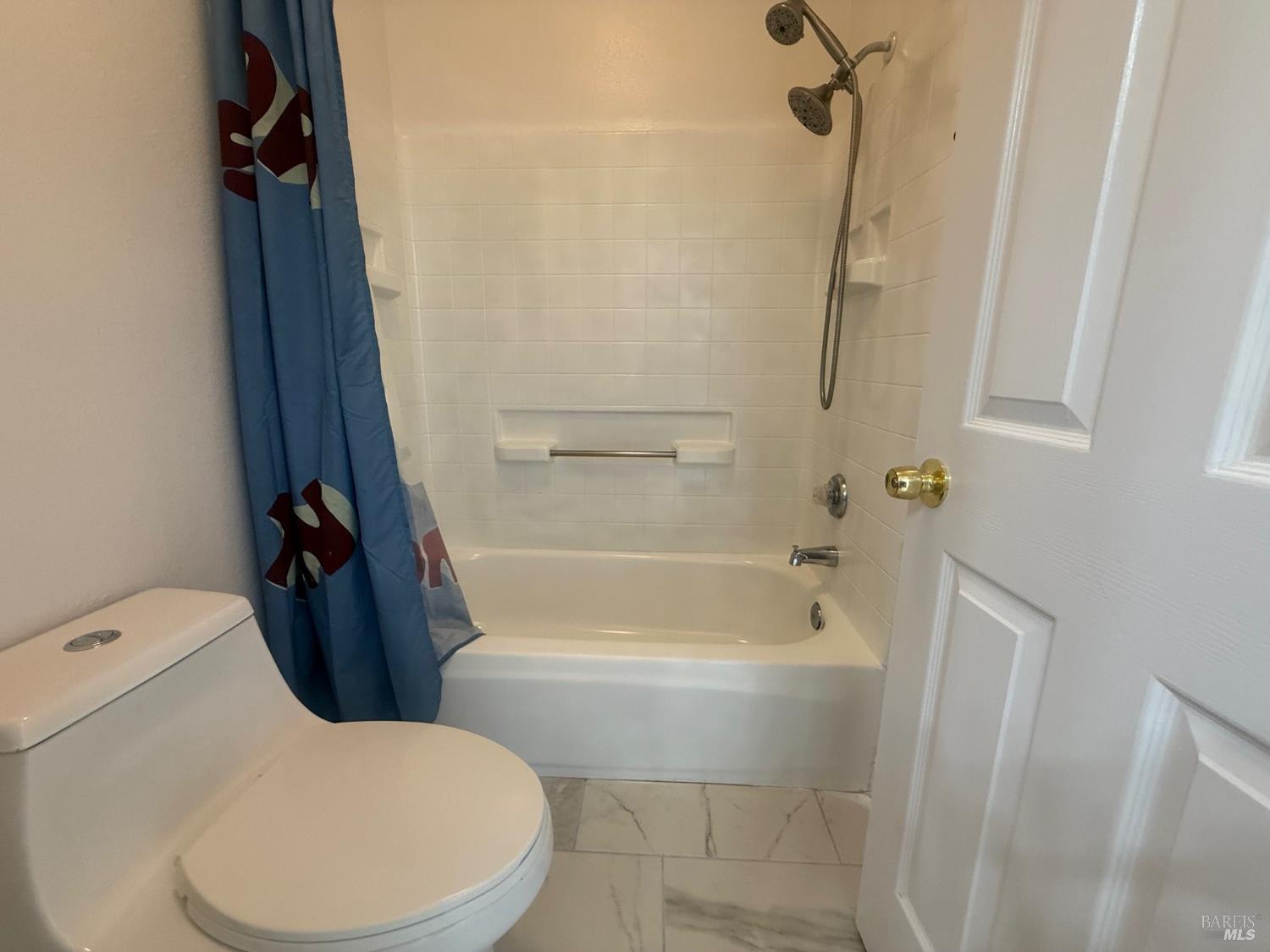 Detail Gallery Image 2 of 16 For 40 Manchester Ln, Fairfield,  CA 94533 - 3 Beds | 2/1 Baths