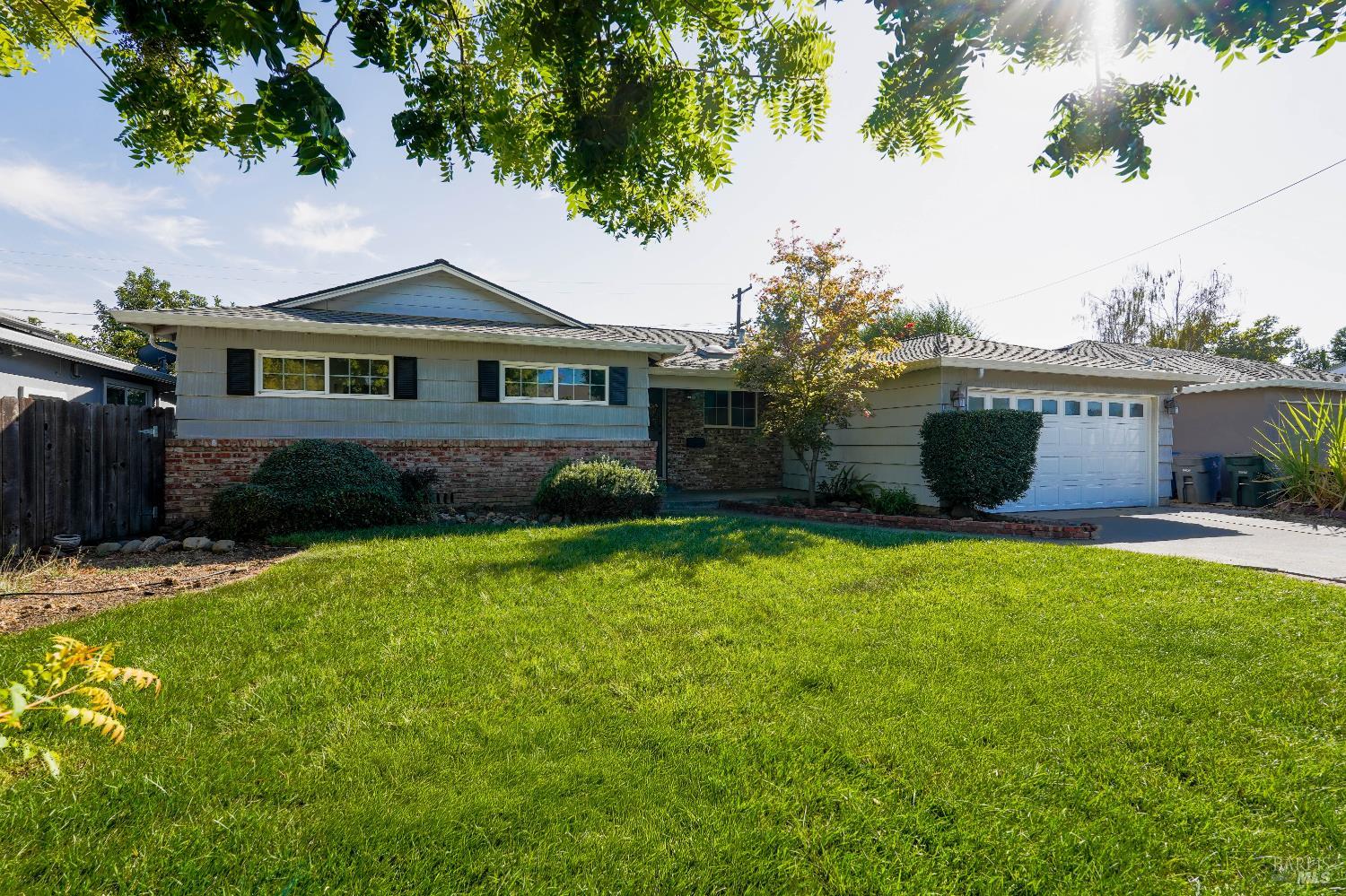 Detail Gallery Image 3 of 44 For 621 W D St, Dixon,  CA 95620 - 3 Beds | 2 Baths