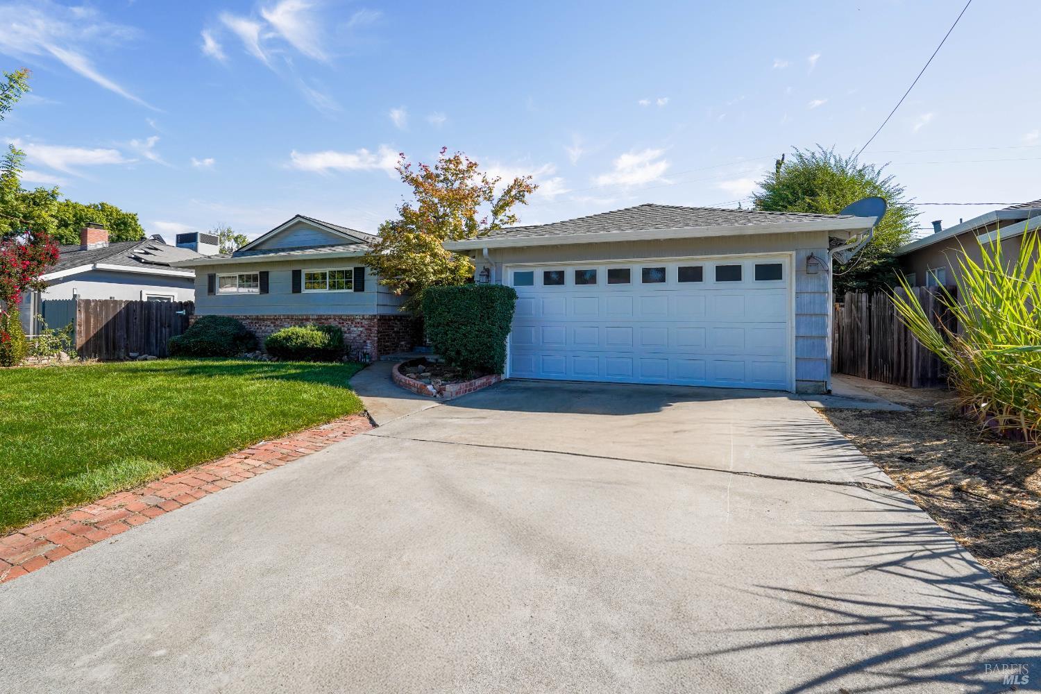 Detail Gallery Image 2 of 44 For 621 W D St, Dixon,  CA 95620 - 3 Beds | 2 Baths