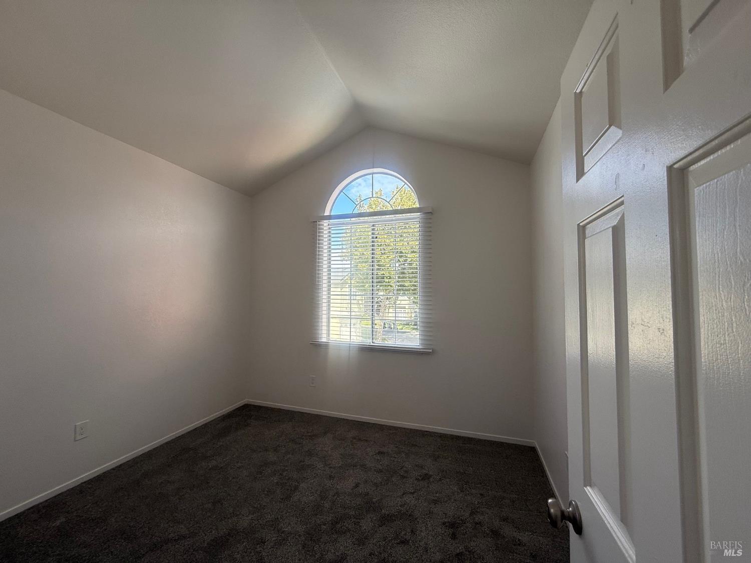 Detail Gallery Image 4 of 16 For 40 Manchester Ln, Fairfield,  CA 94533 - 3 Beds | 2/1 Baths