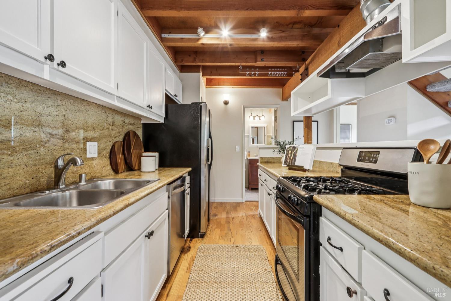 Detail Gallery Image 10 of 36 For 32 Glen Dr, Fairfax,  CA 94930 - 3 Beds | 2 Baths