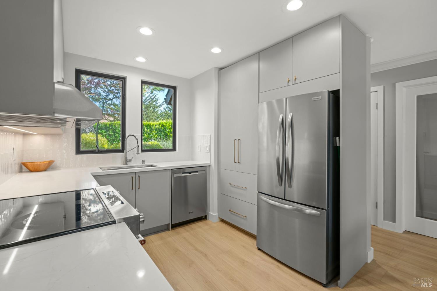 Detail Gallery Image 7 of 26 For 402 Donahue St, Sausalito,  CA 94965 - 3 Beds | 2/1 Baths