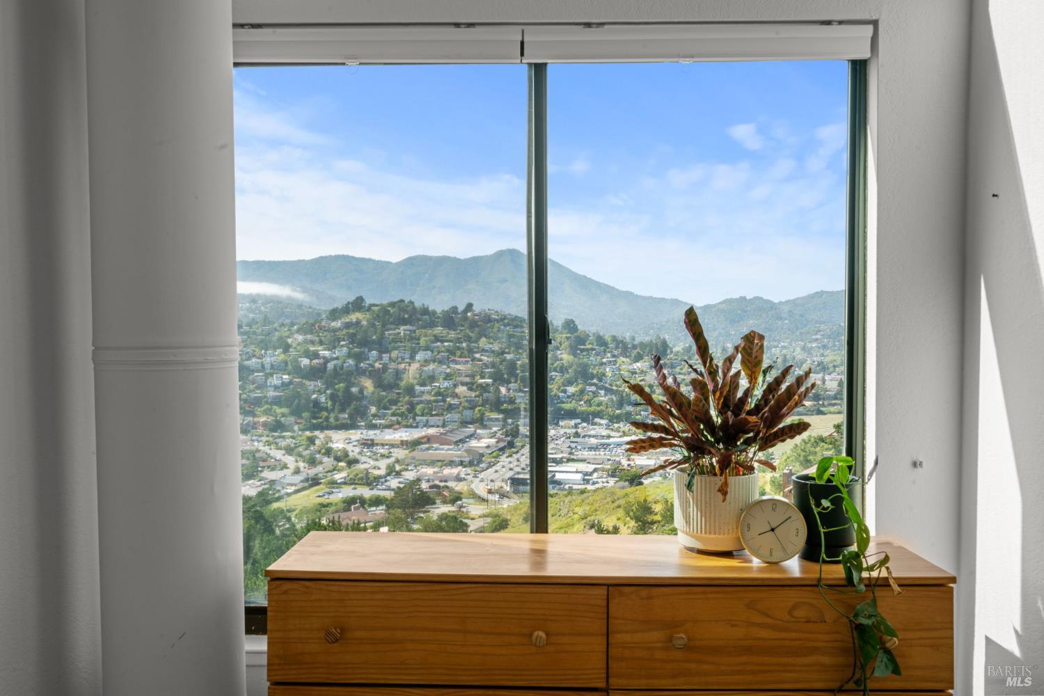 Detail Gallery Image 13 of 26 For 402 Donahue St, Sausalito,  CA 94965 - 3 Beds | 2/1 Baths