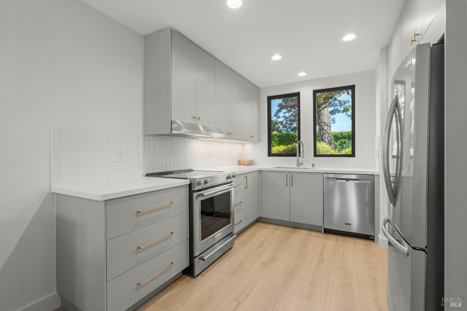 Detail Gallery Image 8 of 26 For 402 Donahue St, Sausalito,  CA 94965 - 3 Beds | 2/1 Baths