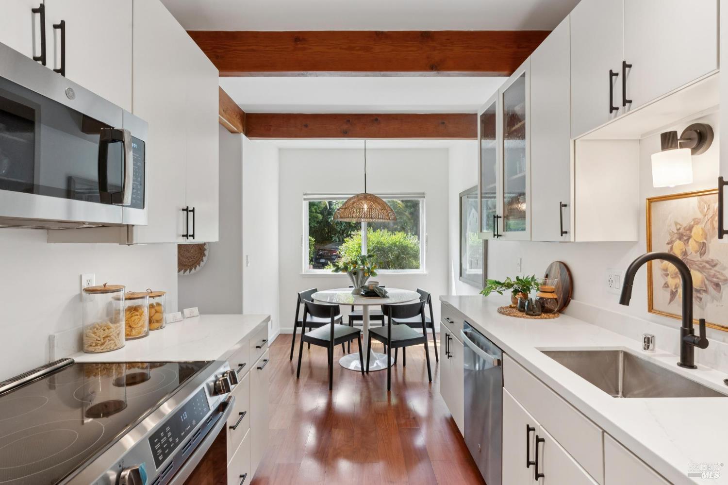 Detail Gallery Image 3 of 19 For 84 Madrone Ave #1,  San Anselmo,  CA 94960 - 2 Beds | 1 Baths