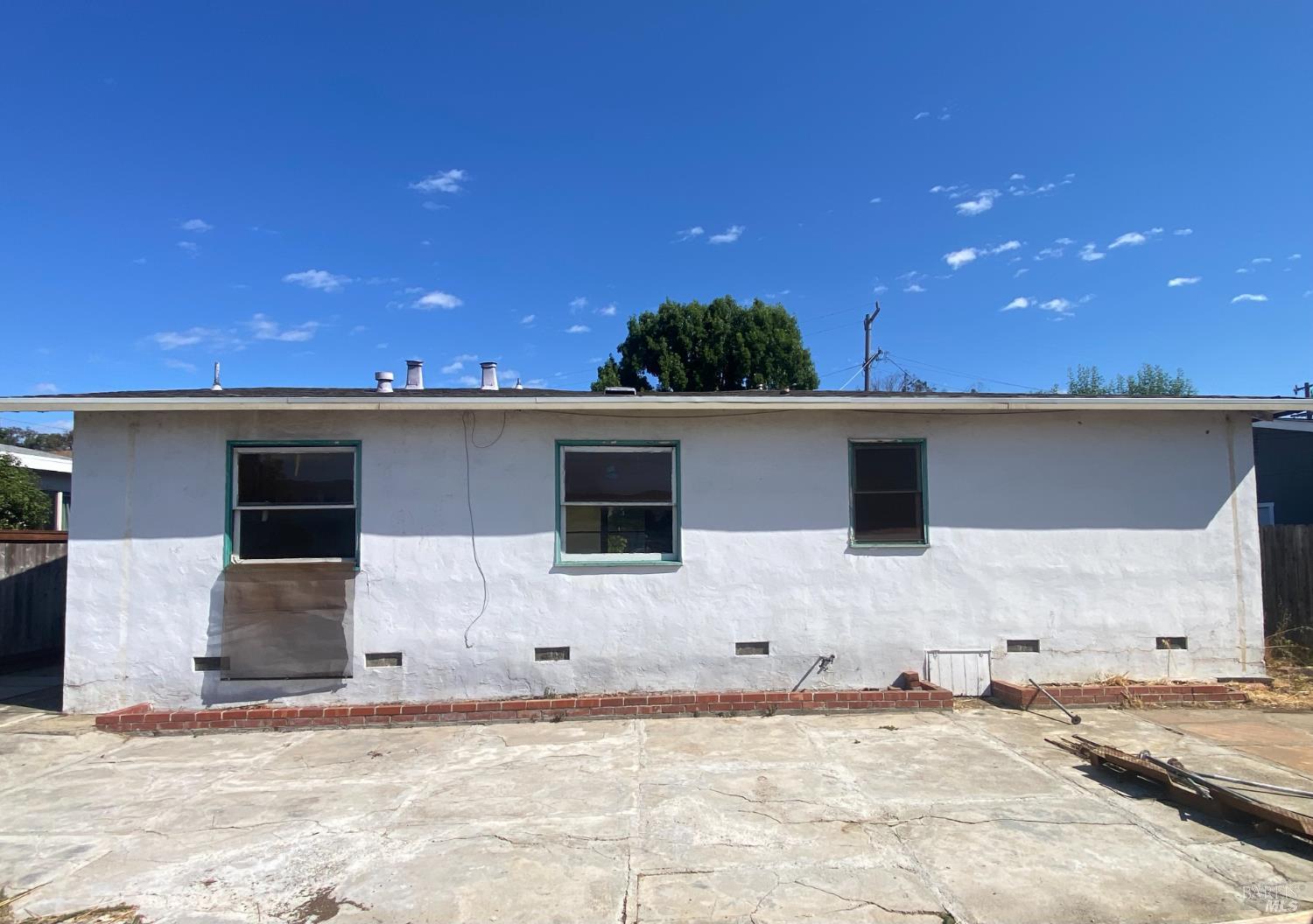 Detail Gallery Image 6 of 20 For 581 Louis Dr, Novato,  CA 94945 - 3 Beds | 1 Baths